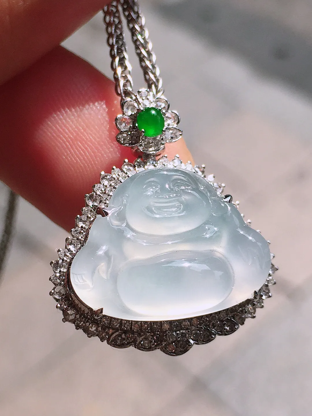 冰种佛公吊坠，玉质细腻，荧光感超
强，饱满圆润，尽显优雅气质，18k
金豪华镶嵌