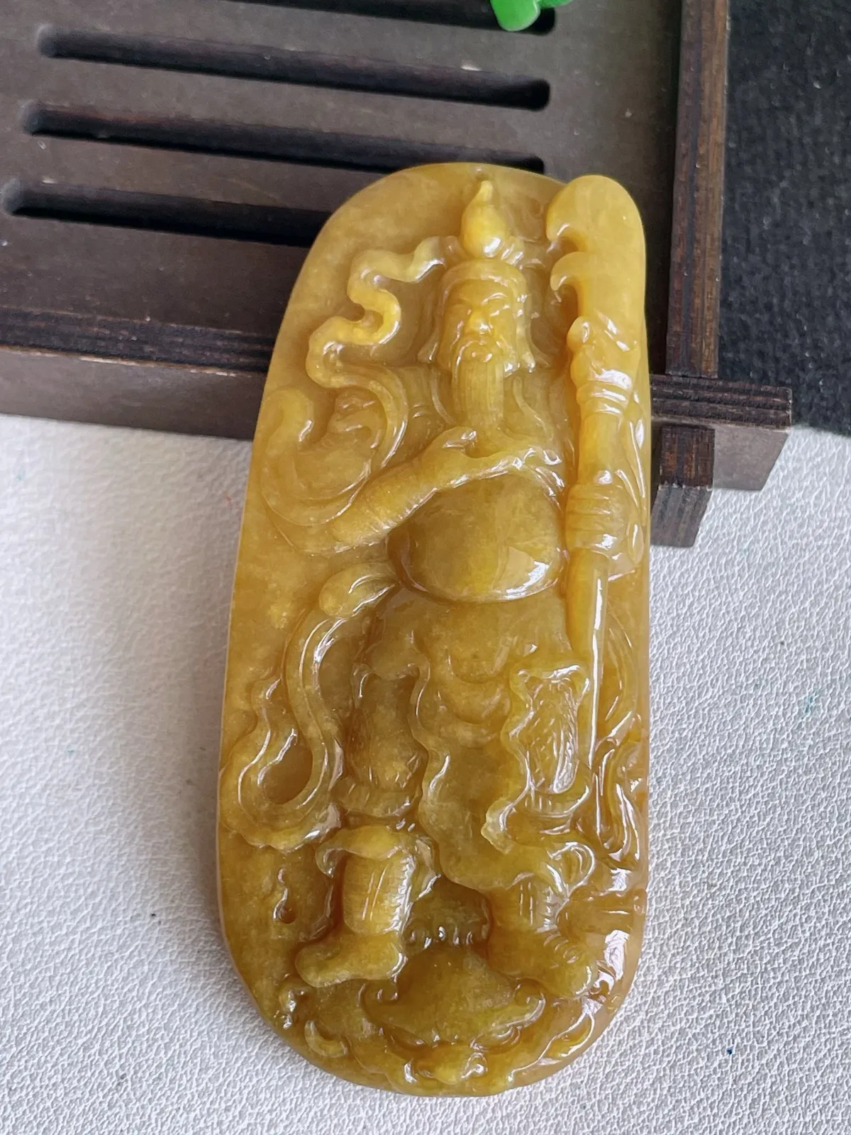 翡翠a货黄翡关公吊坠，尺寸81.7-35-9，重量:47.94g