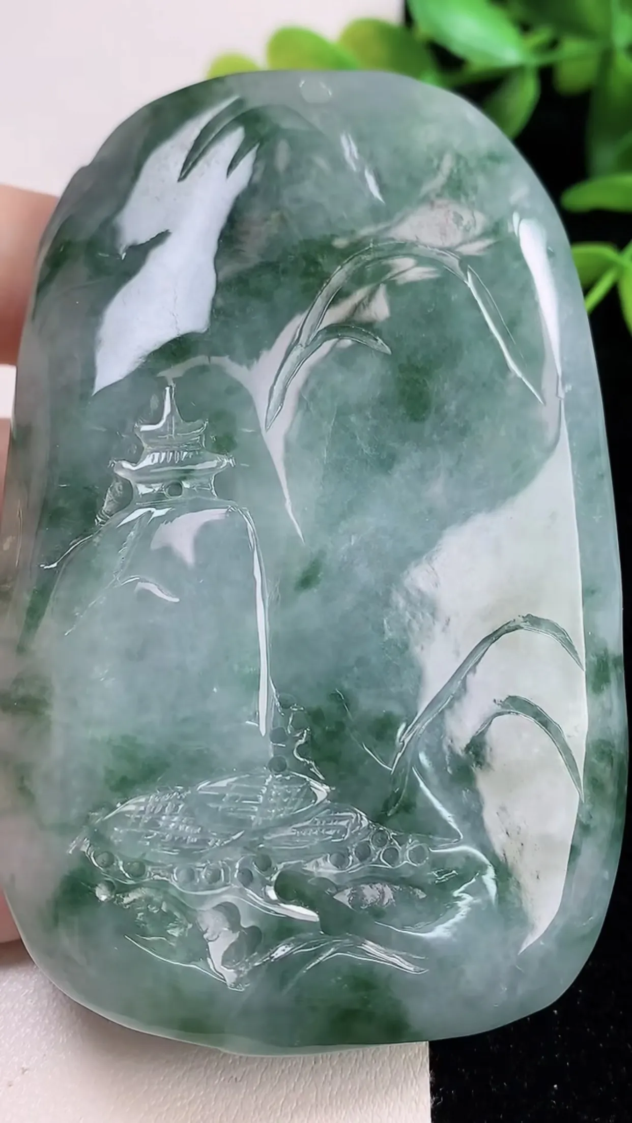 缅甸天然翡翠a货 老坑料起胶冰润 飘花意境山水牌吊坠，尺寸83-50-16mm   y  146.30