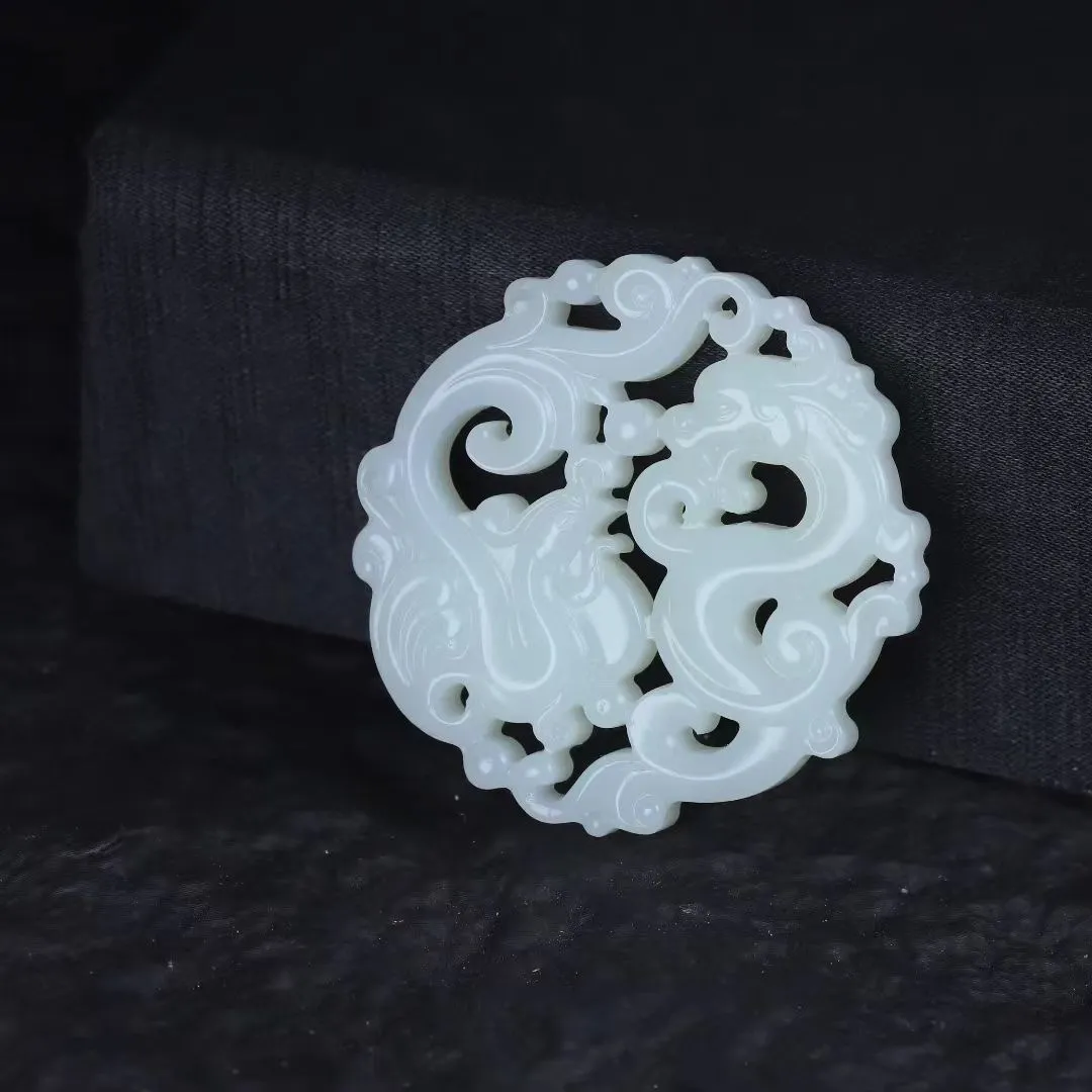 名师佳作
【乾坤玉契龙凤】收藏级玉料，名师精工！白玉淬钢骨，叩之清越如击磬。龙蟠汉阙隐雷纹，凤栖云柱衔瑞光，浮雕层叠若拓古碑，名家设计聚千年气韵。玉质密如昆仑雪髓，今工雕凿战汉风骨，藏此牌者掌半部玉史。
【规格】55-10mm，44g