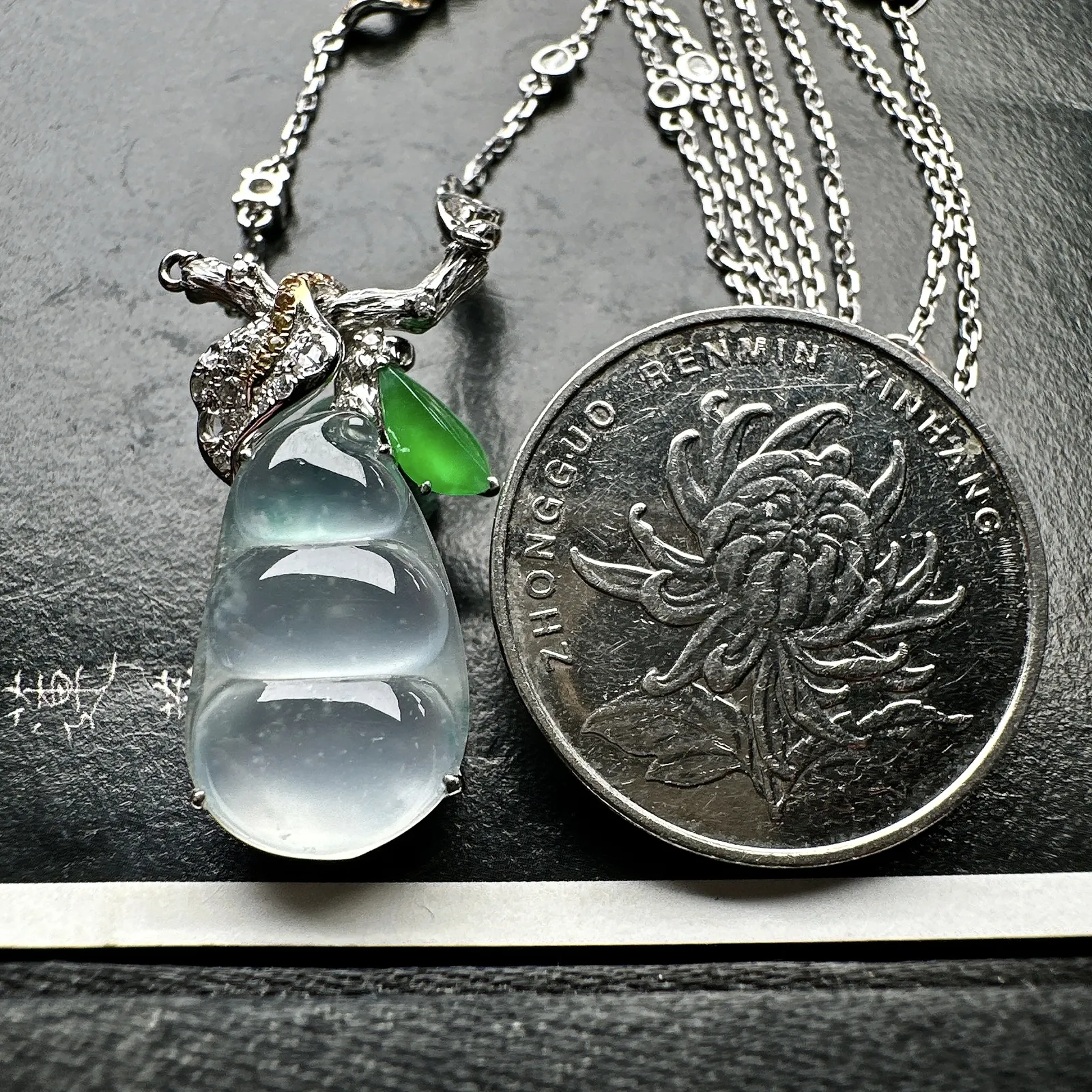 【玻璃种飘花福豆吊坠】小精品，起钢光，种地上乘，冰感十足，通透起光，饱满圆润，18k金钻镶嵌，裸石尺寸18.3*11.3*3.6毫米。