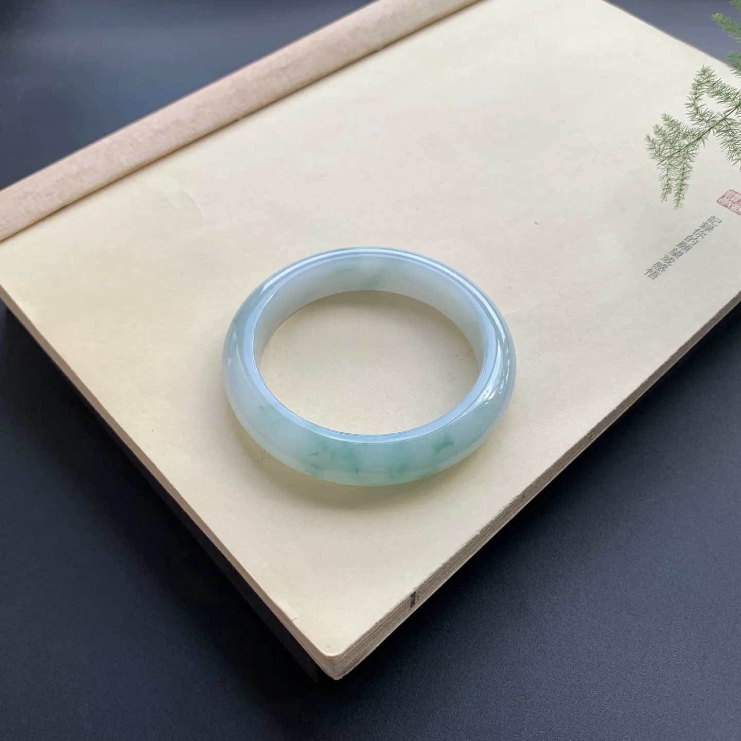 57圈口飘花正圈手镯 尺寸：57-13.3-8，无纹裂，细腻光滑，花色飘逸