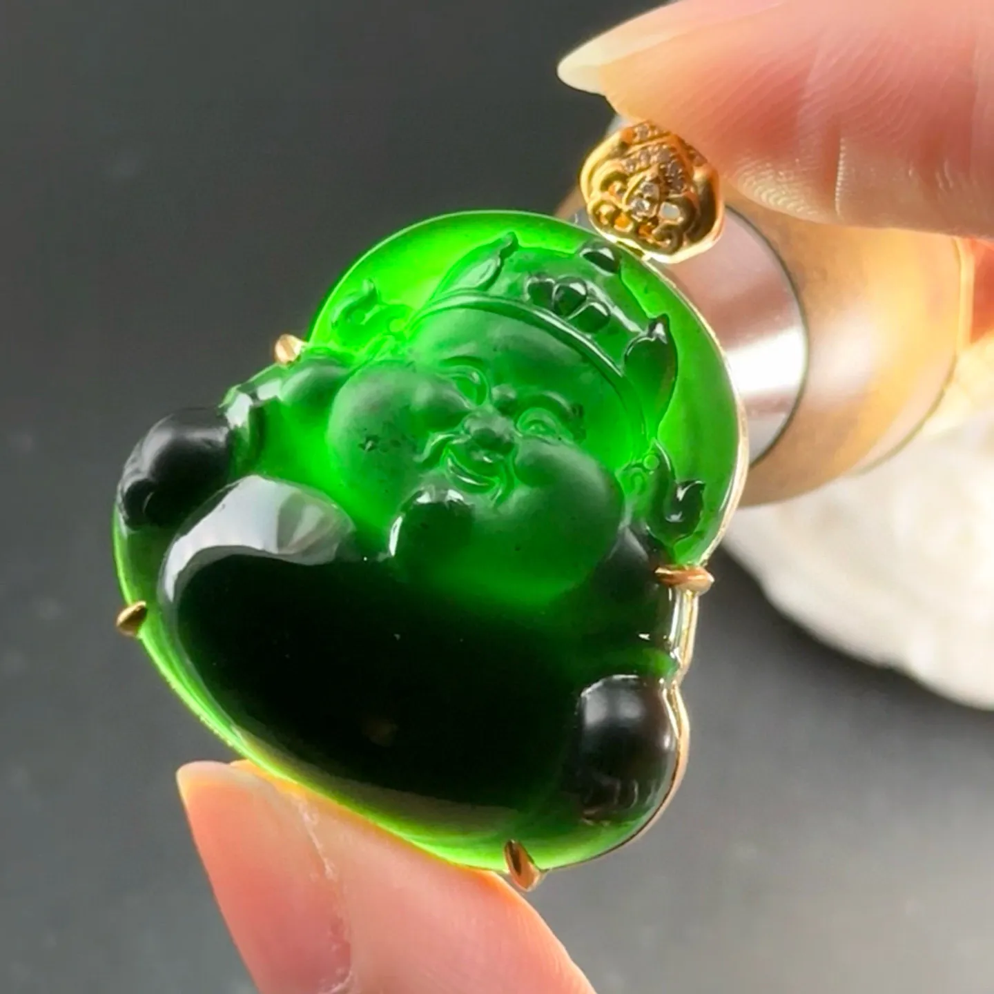 精品18k墨翠财神 种好色正 黑度极好 打灯通透 油性十足 尺寸37.5