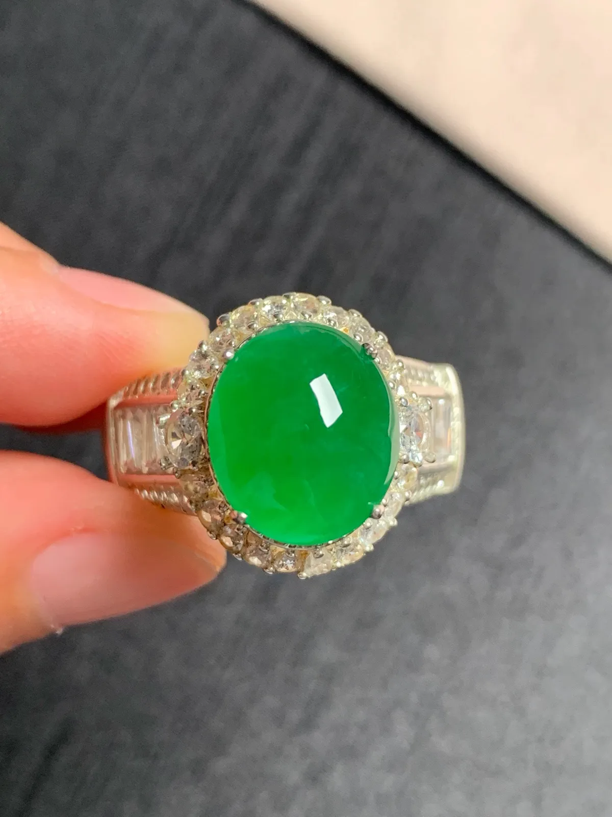 冰种辣阳绿戒面
无纹裂，种好色好品相好，色泽浓郁艳丽，质地细腻水灵饱满圆润