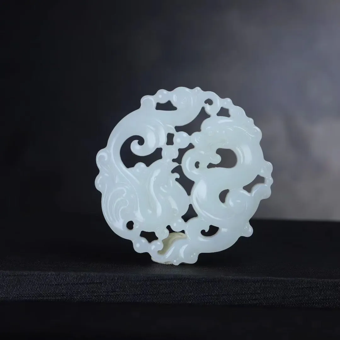 名师佳作
【乾坤玉契龙凤】收藏级玉料，名师精工！白玉淬钢骨，叩之清越如击磬。龙蟠汉阙隐雷纹，凤栖云