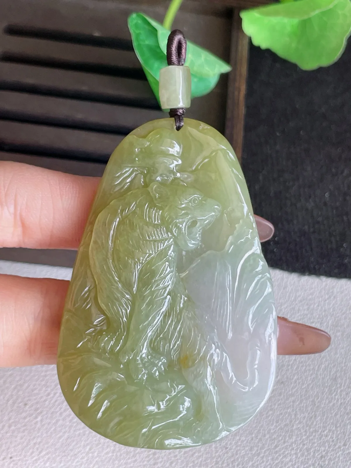 翡翠a货冰种飘黄翡生肖虎 虎牌吊坠，尺寸63.2-43.3-8，重量:45.85g