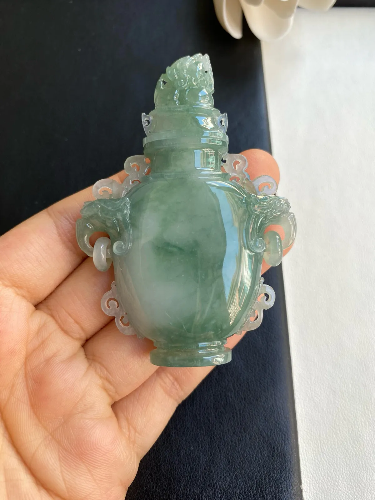 行家玩件收藏品，冰胶飘绿花鼻烟壶，整体74x52.8x12.5mm，自然光随手拍，底子纯胶感十足，花