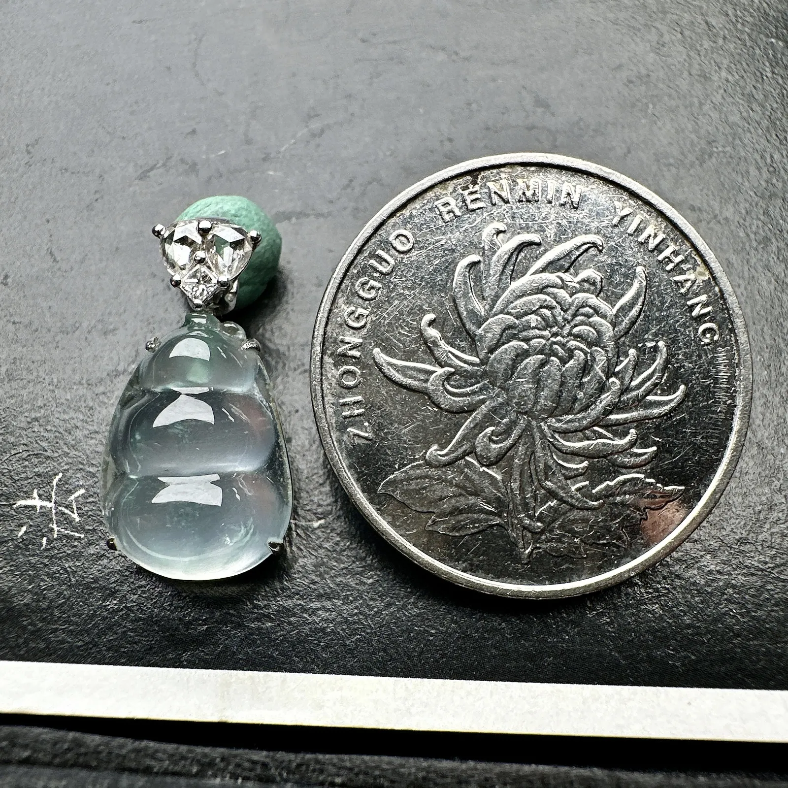 【玻璃种飘花福豆吊坠】小精品，流行卡扣，起钢光，种地上乘，冰感十足，通透起光，饱满圆润，18k金钻镶嵌，裸石尺寸14.5*10.3*5毫米。