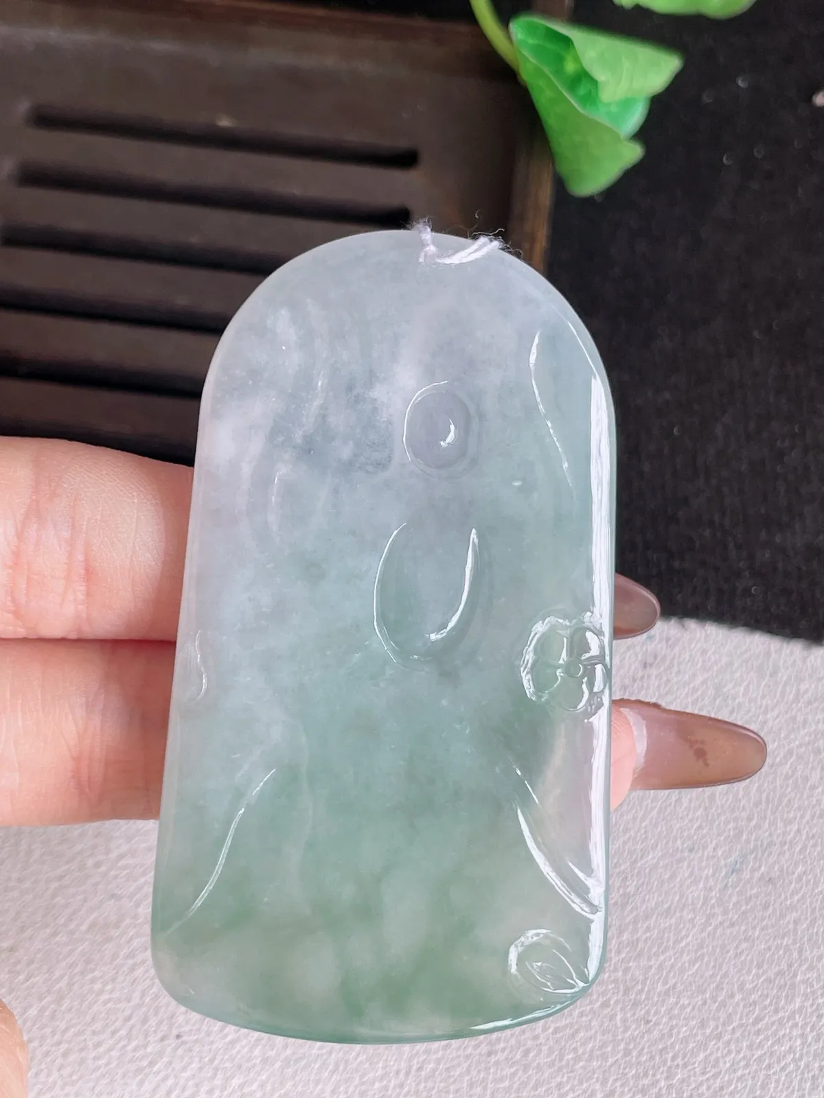 翡翠a货冰种飘绿普贤菩萨吊坠，尺寸69-38.5-5.6，重量:35.81g