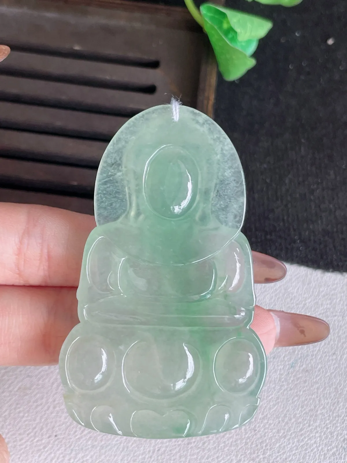 翡翠a货冰种满绿观音菩萨吊坠，尺寸68-42.6-6.4，重量:35.12g