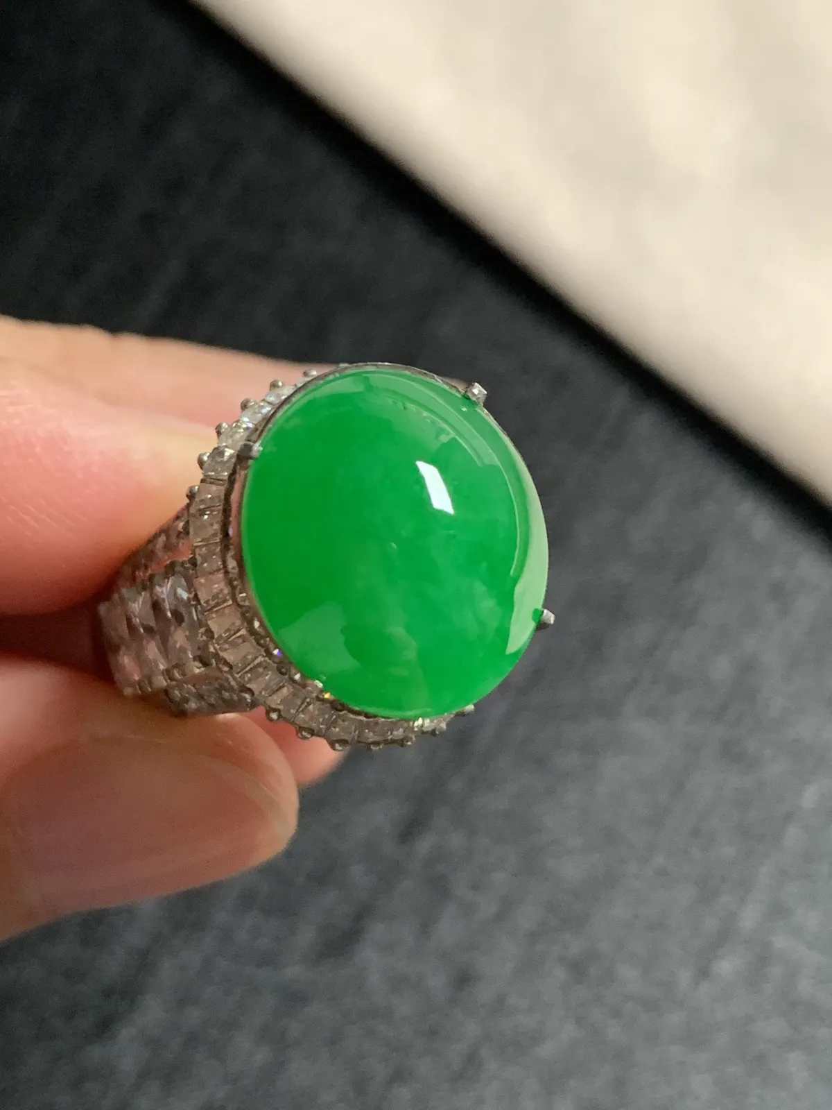 辣阳绿鸽子蛋戒面
无纹裂，种好色好品相好，色泽浓郁艳丽，质地细腻水灵饱满圆润