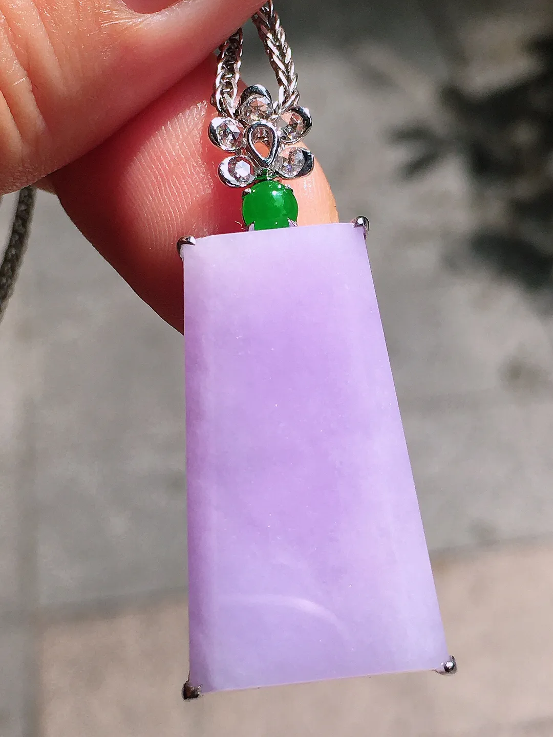 紫罗兰无事牌吊坠，色泽均匀艳丽，玉质细腻，荧光感超
强，饱满圆润，尽显优雅气质，18k
金豪华镶嵌