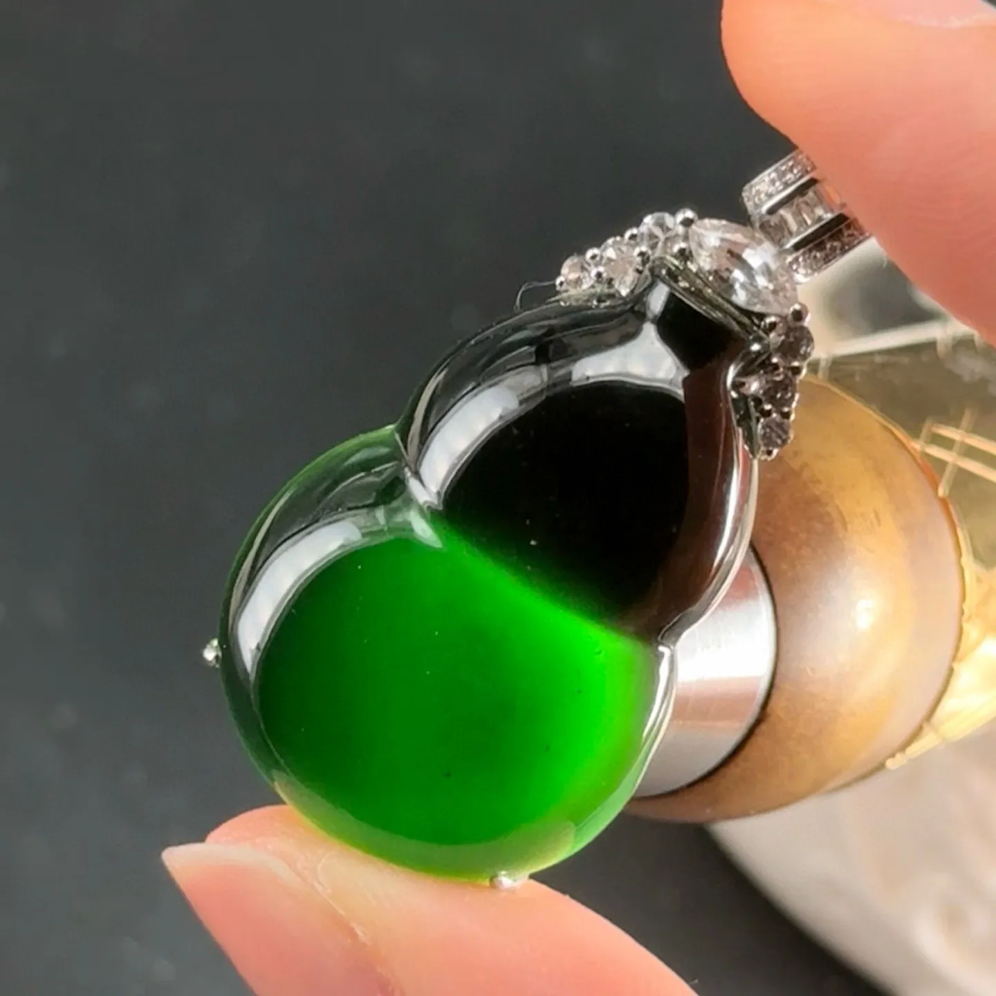 精品18k墨翠葫芦吊坠 种好色正 黑度极好 打灯通透 油性十足 尺寸38.8