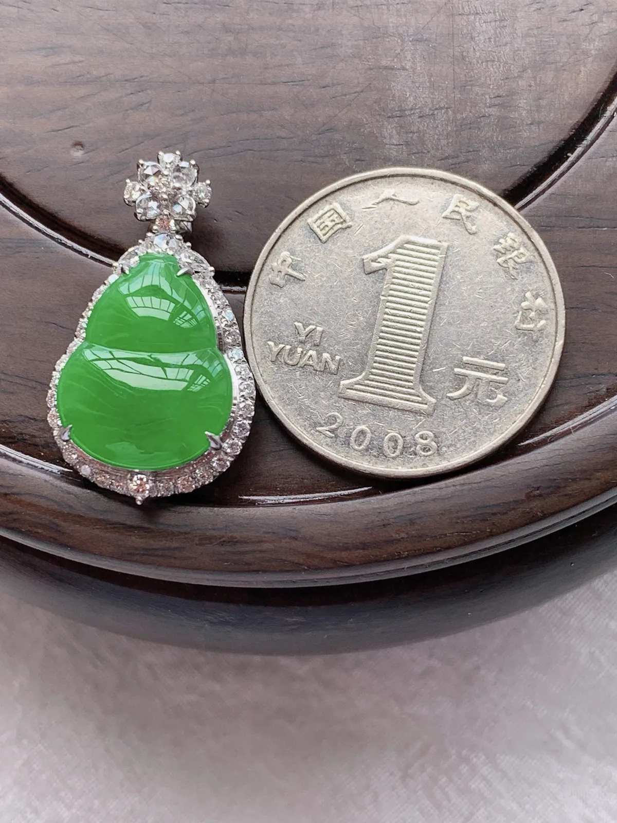 翡翠a货18k金冰种满绿葫芦吊坠，尺寸27.7-15.7-9，裸石16.5-13.2，重量:4.61g