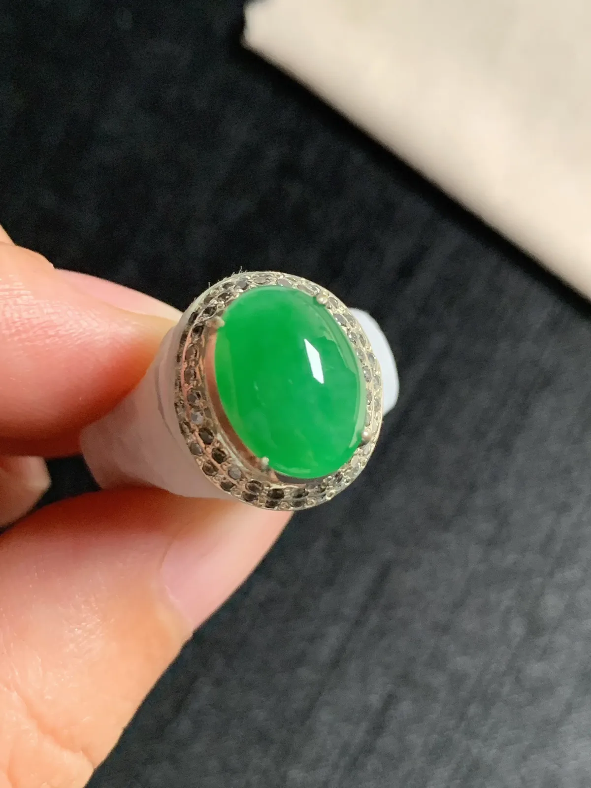 冰阳绿戒面
无纹裂，种好色好品相好，色泽艳丽纯正，质地细腻水灵
