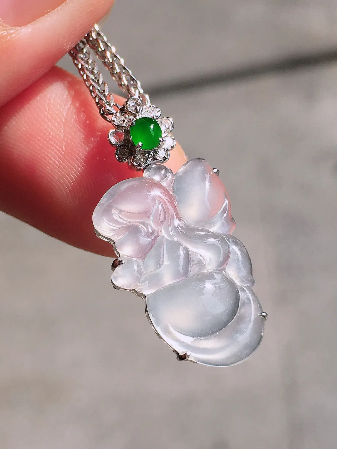 冰种天使吊坠，玉质细腻，荧光感超
强，饱满圆润，尽显优雅气质，18k
金豪华镶嵌