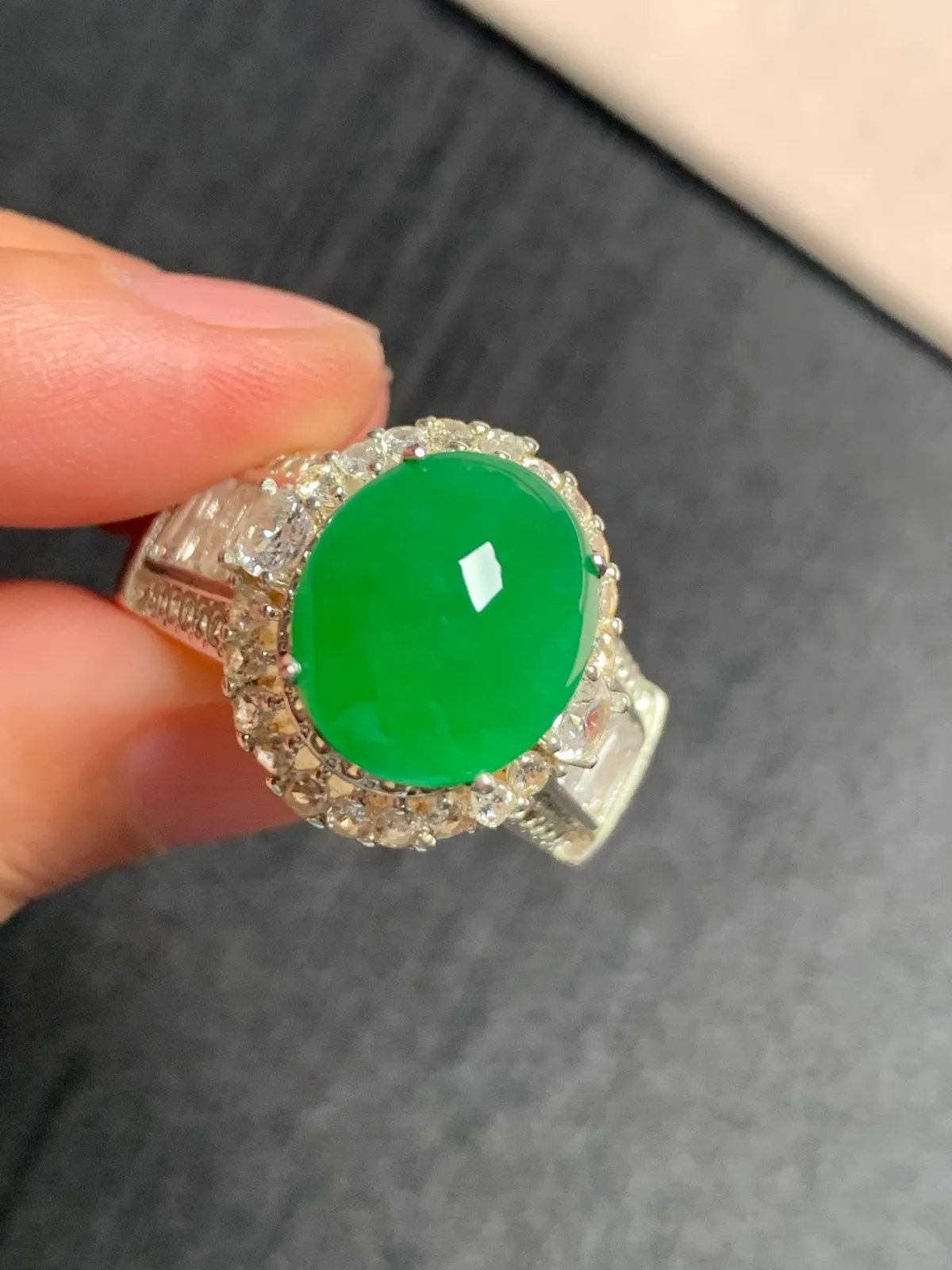 冰种辣阳绿戒面
无纹裂，种好色好品相好，色泽浓郁艳丽，质地细腻水灵饱满圆润