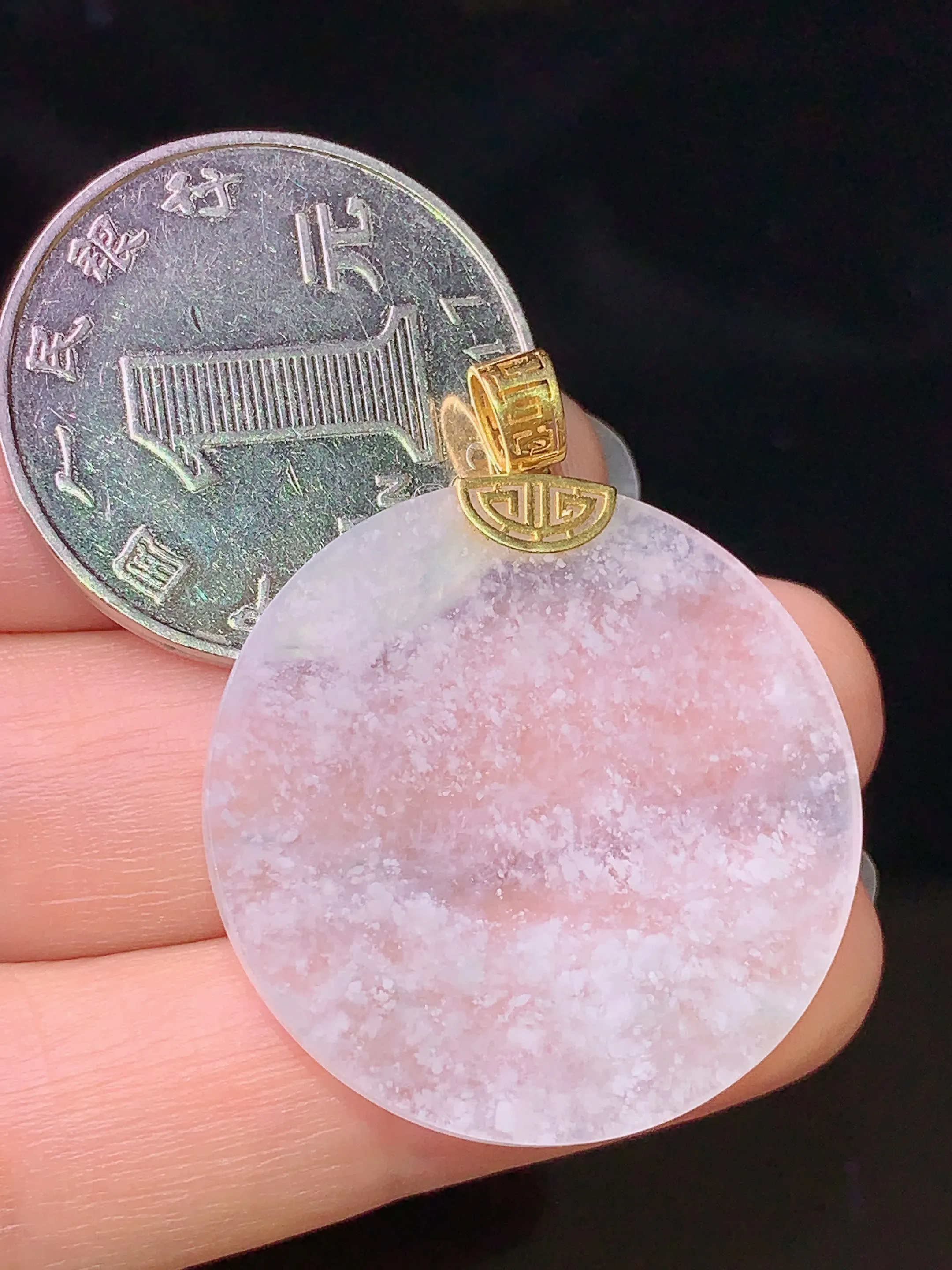 18k金镶嵌冰种雪花棉圆牌吊坠 玉质细腻 色泽艳丽 整体尺寸34.8*29*2.2