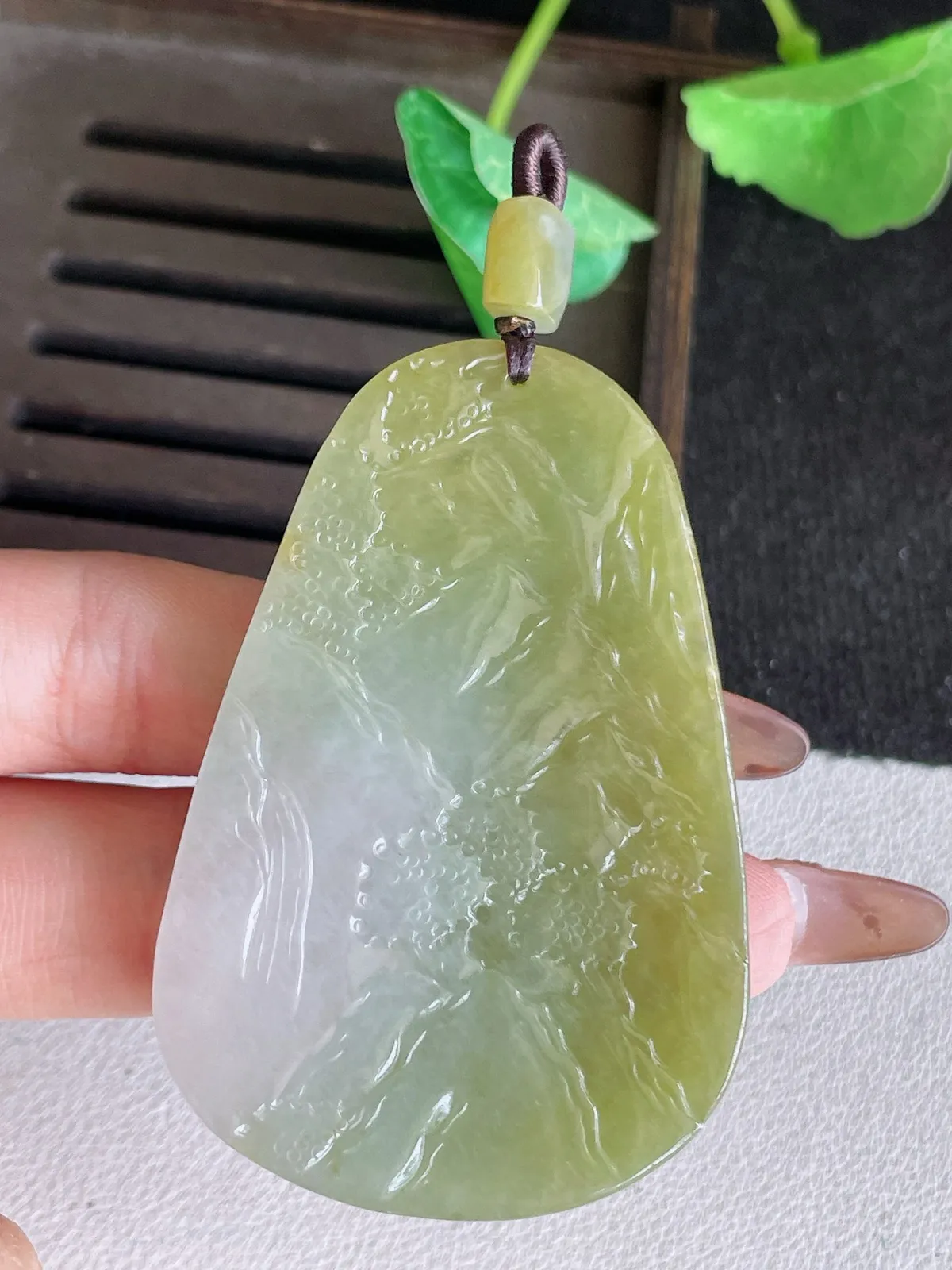 翡翠a货冰种飘黄翡生肖虎 虎牌吊坠，尺寸63.2-43.3-8，重量:45.85g