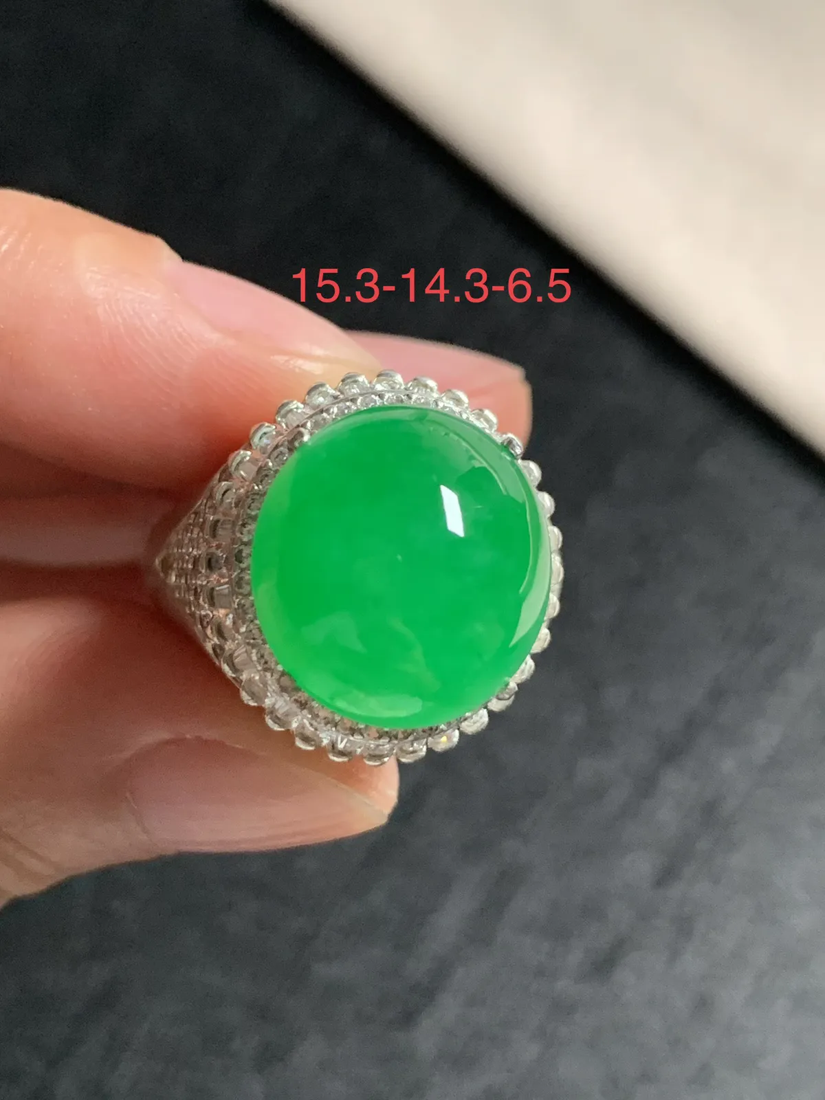 冰阳绿鸽子蛋戒面
无纹裂，种好色好品相好，正阳绿色泽艳丽纯正，质地细腻水灵饱满圆润