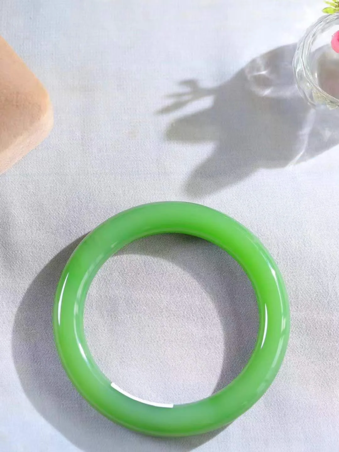 【碧色荡漾·手镯】

收藏传家级臻品️和田玉碧玉圆条手镯，玉质细腻温润，手感舒适，️线条流畅，简约大气，美自天成，佩戴于腕间，婉约之美，举手投足间透出那份低调奢华，醉人心扉。重59.4克  内径圈口58.5mm  尺寸10.4-10.6mm  FDA-11902633
