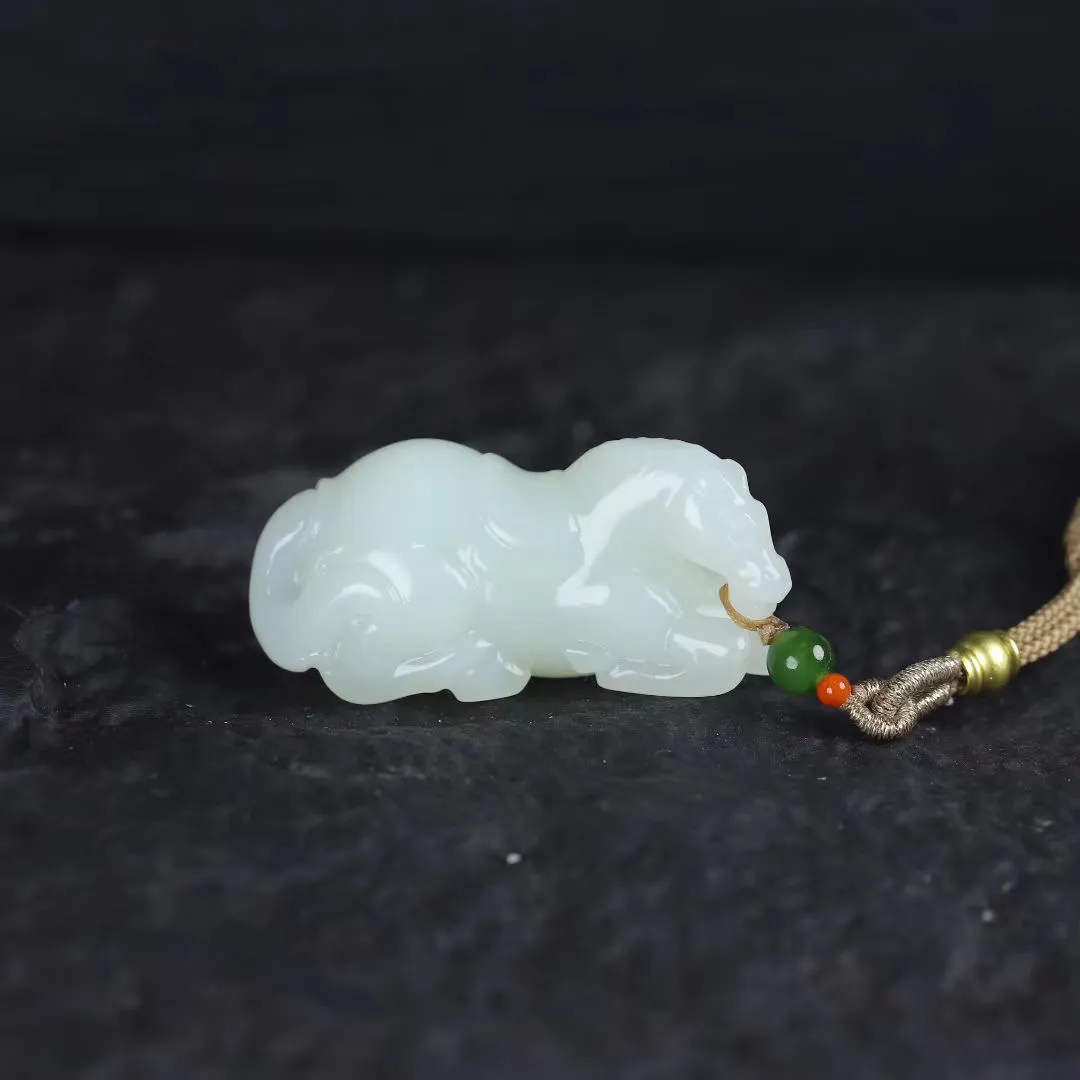 祥瑞臻品
【马~丰年载福】和田白玉精雕瑞马，玉质凝若羊脂膏腴，透光处泛起蜜蜡般柔晕。马身圆润如满月悬