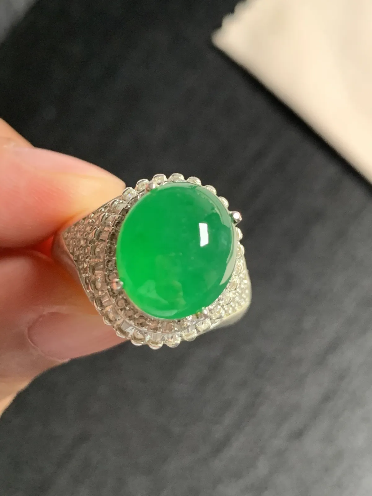 冰种辣阳绿戒面
无纹裂，种好色好品相好，色泽浓郁艳丽，老坑种冰透水灵饱满圆润