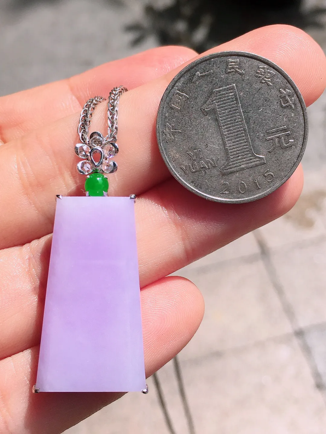 紫罗兰无事牌吊坠，色泽均匀艳丽，玉质细腻，荧光感超
强，饱满圆润，尽显优雅气质，18k
金豪华镶嵌