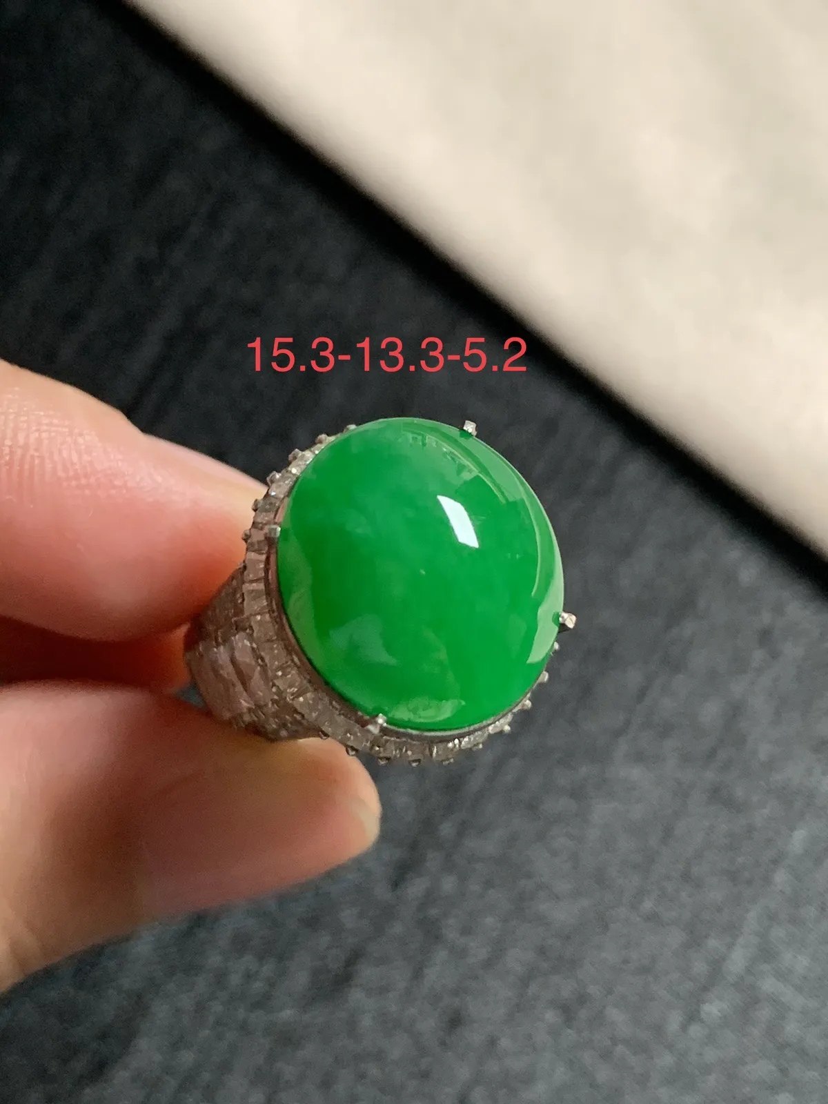 辣阳绿鸽子蛋戒面
无纹裂，种好色好品相好，色泽浓郁艳丽，质地细腻水灵饱满圆润