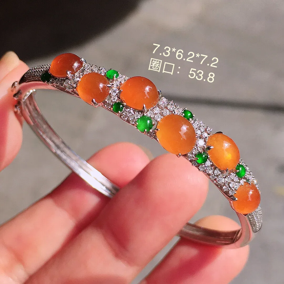黄翡蛋面手镯，色泽均匀艳丽，玉质细腻，荧光感超
强，饱满圆润，尽显优雅气质，18k
金豪华镶嵌
