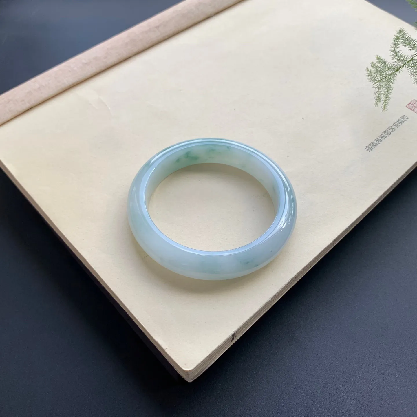 57圈口飘花正圈手镯 尺寸：57-13.3-8，无纹裂，细腻光滑，花色飘逸