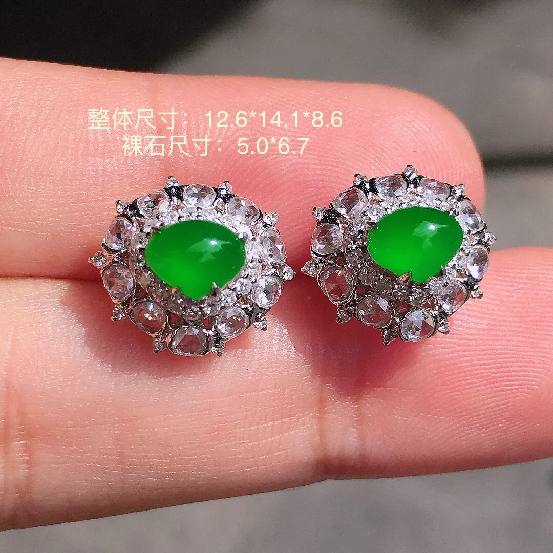 阳绿水滴耳钉，色泽均匀艳丽，玉质细腻，荧光感超
强，饱满圆润，尽显优雅气质，18k
金豪华镶嵌