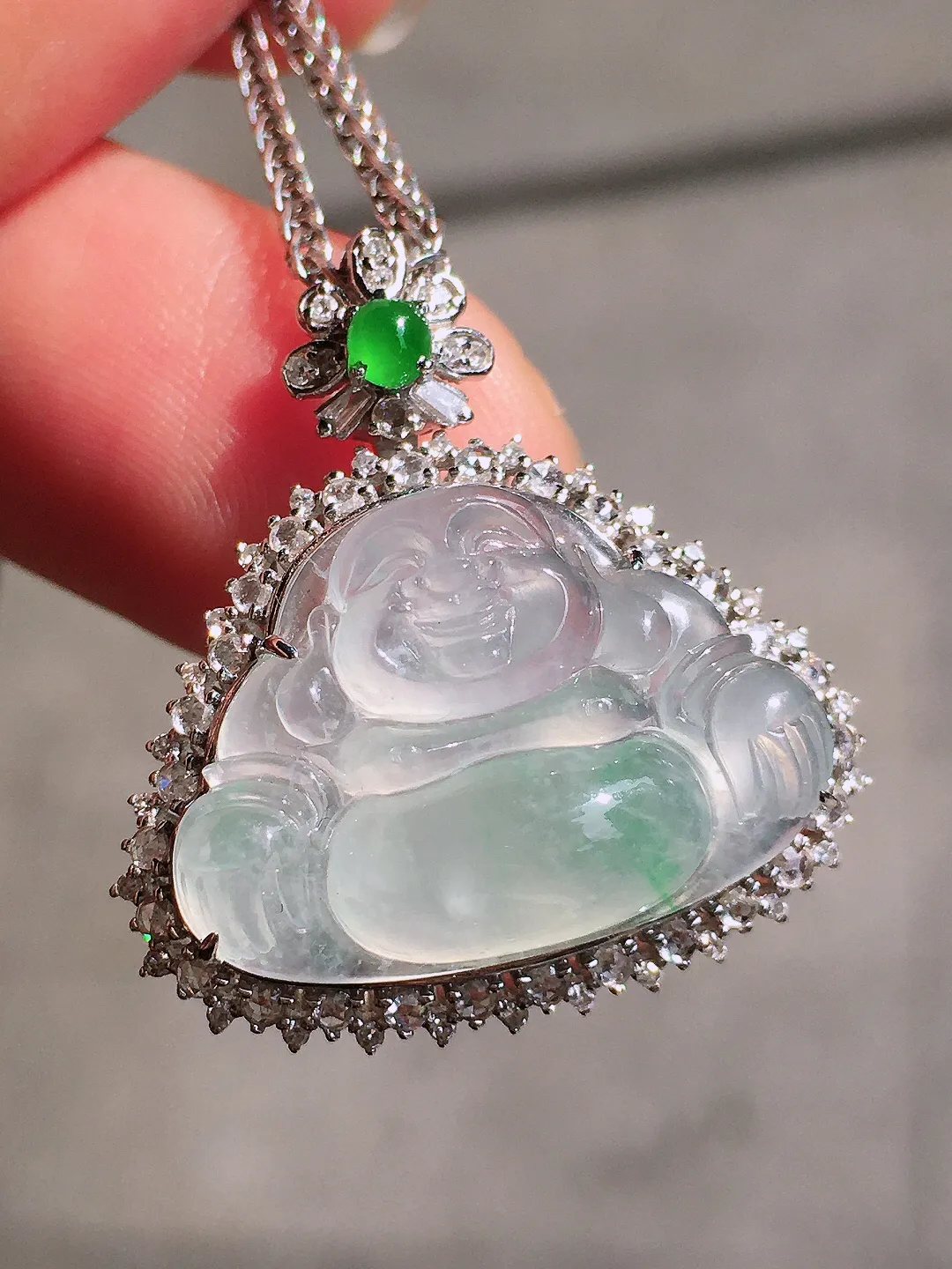 冰种佛公吊坠，玉质细腻，荧光感超
强，饱满圆润，尽显优雅气质，18k
金豪华镶嵌