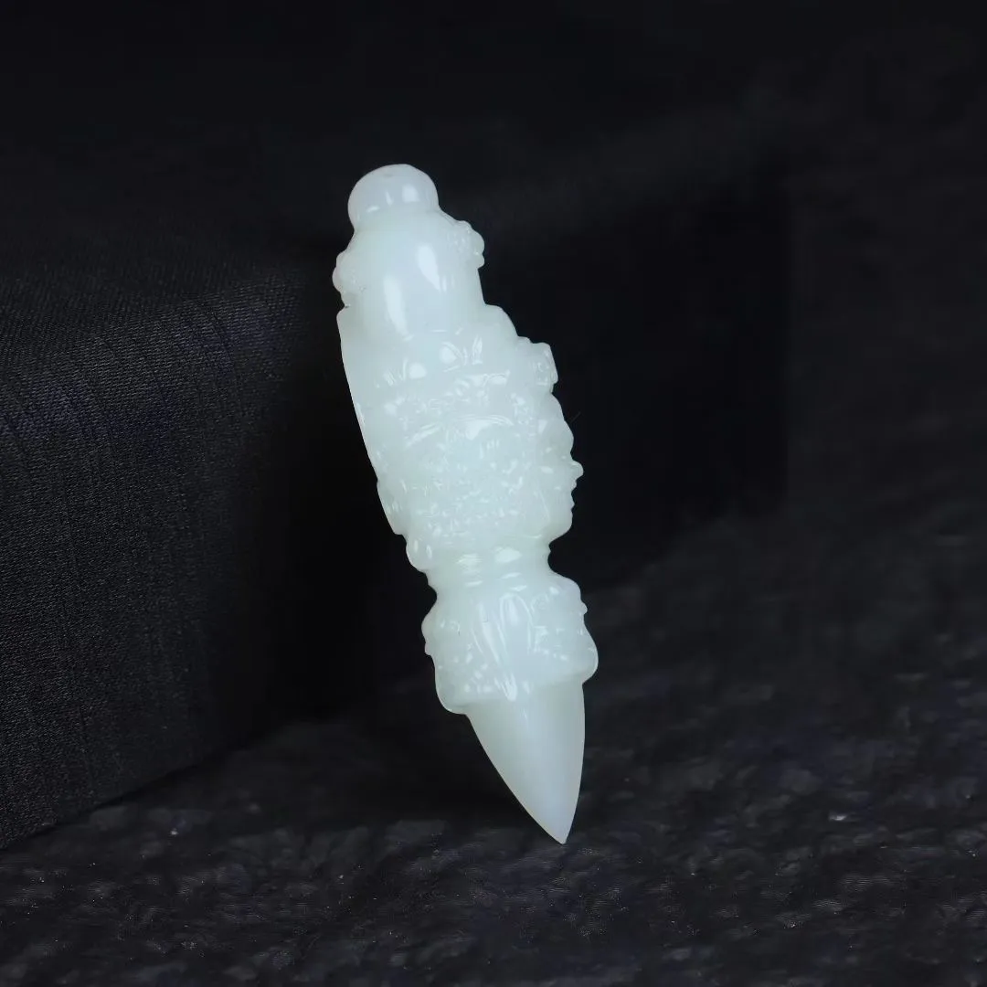 名师精品
【金刚降魔杵】名家设计，工艺极为精细复杂，工作量巨大。白玉料制作，清雅温润，大气非凡。降魔