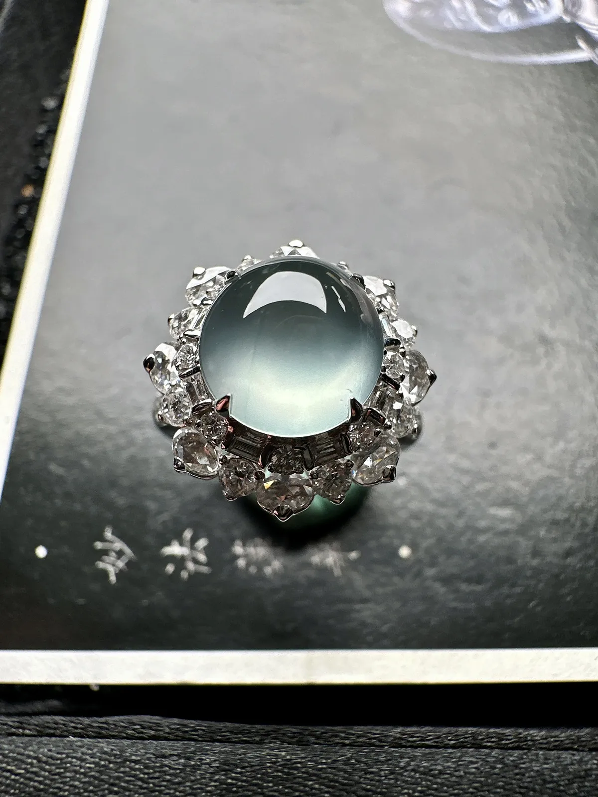 【玻璃种蛋面戒指】质地细腻清爽，玻璃色泽，荧光感强烈，18K金钻镶嵌，裸石尺寸9.4*9.1*5.3毫米。上下三个圈口免费改