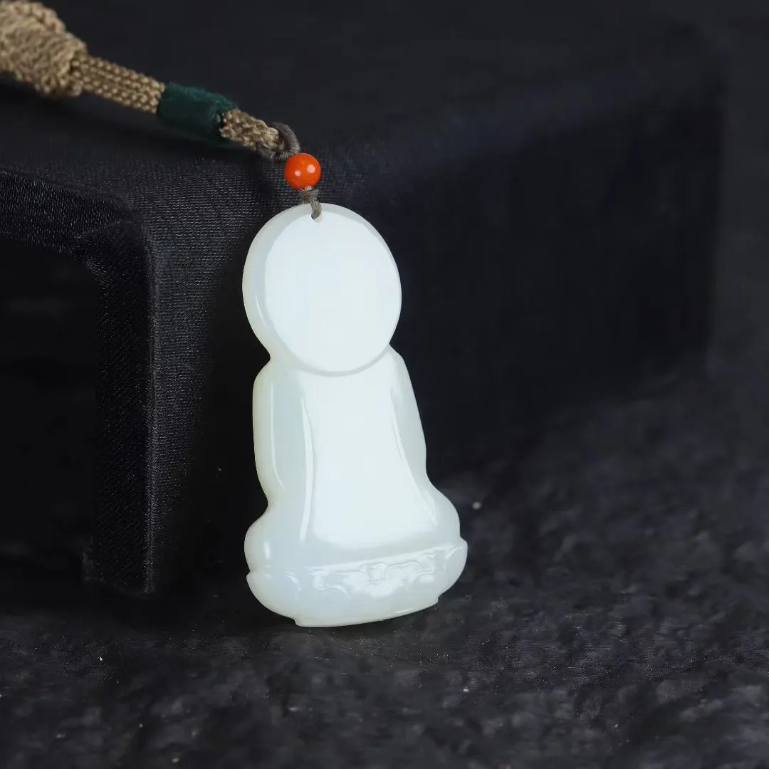 精品美物
【大日如来】和田老坑白玉.凝润若脂，温润而泽，结构细糯。精心雕琢，意境幽生。滴水成佛，清灵佛境油然而生。方寸之间，天地无垠，一花一世界，一木一浮生，一方一净土，一叶一如来。
【规格】52-29-10mm，24.7g