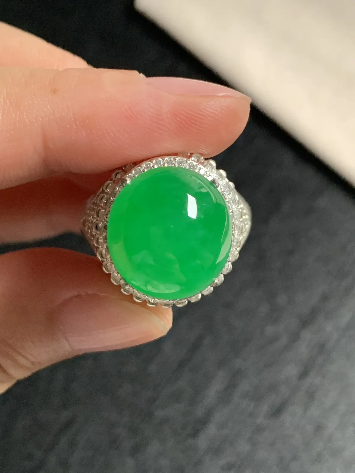 冰阳绿鸽子蛋戒面
无纹裂，种好色好品相好，正阳绿色泽艳丽纯正，质地细腻水灵饱满圆润