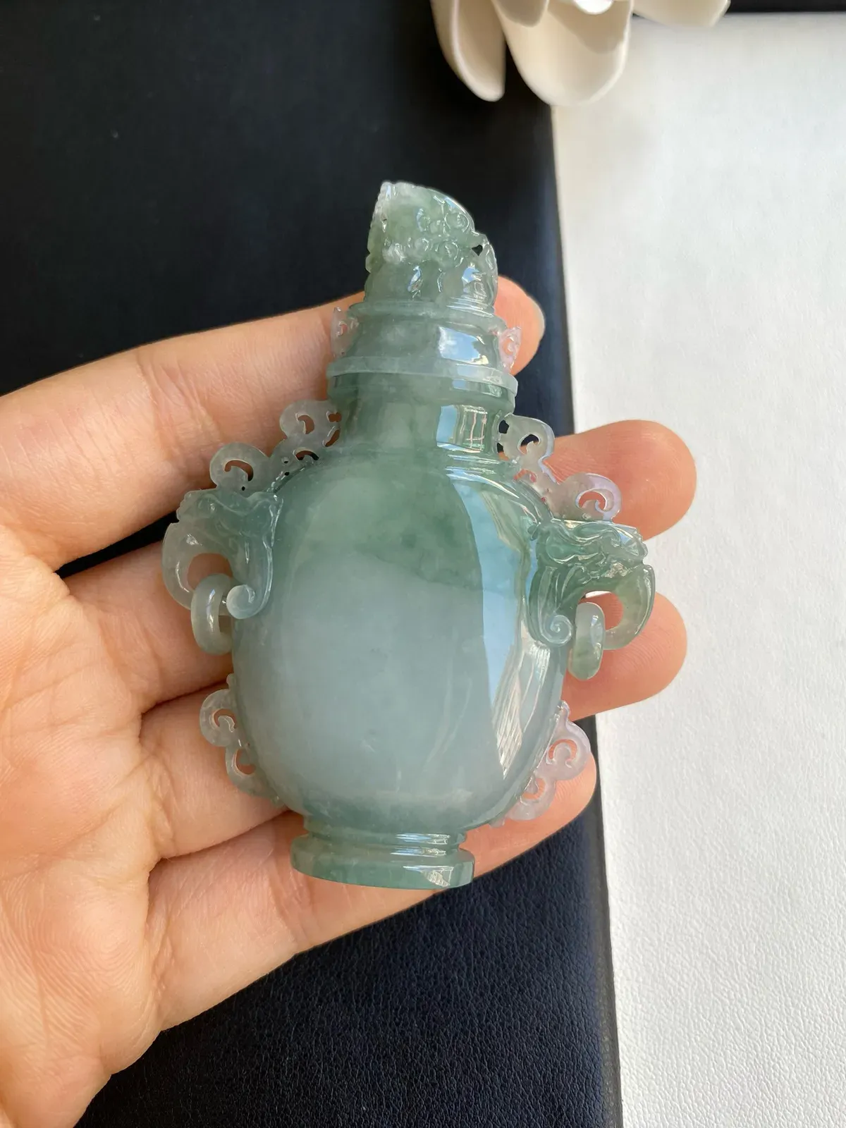 行家玩件收藏品，冰胶飘绿花鼻烟壶，整体74x52.8x12.5mm，自然光随手拍，底子纯胶感十足，花色漂亮灵韵飘渺，性价比高
