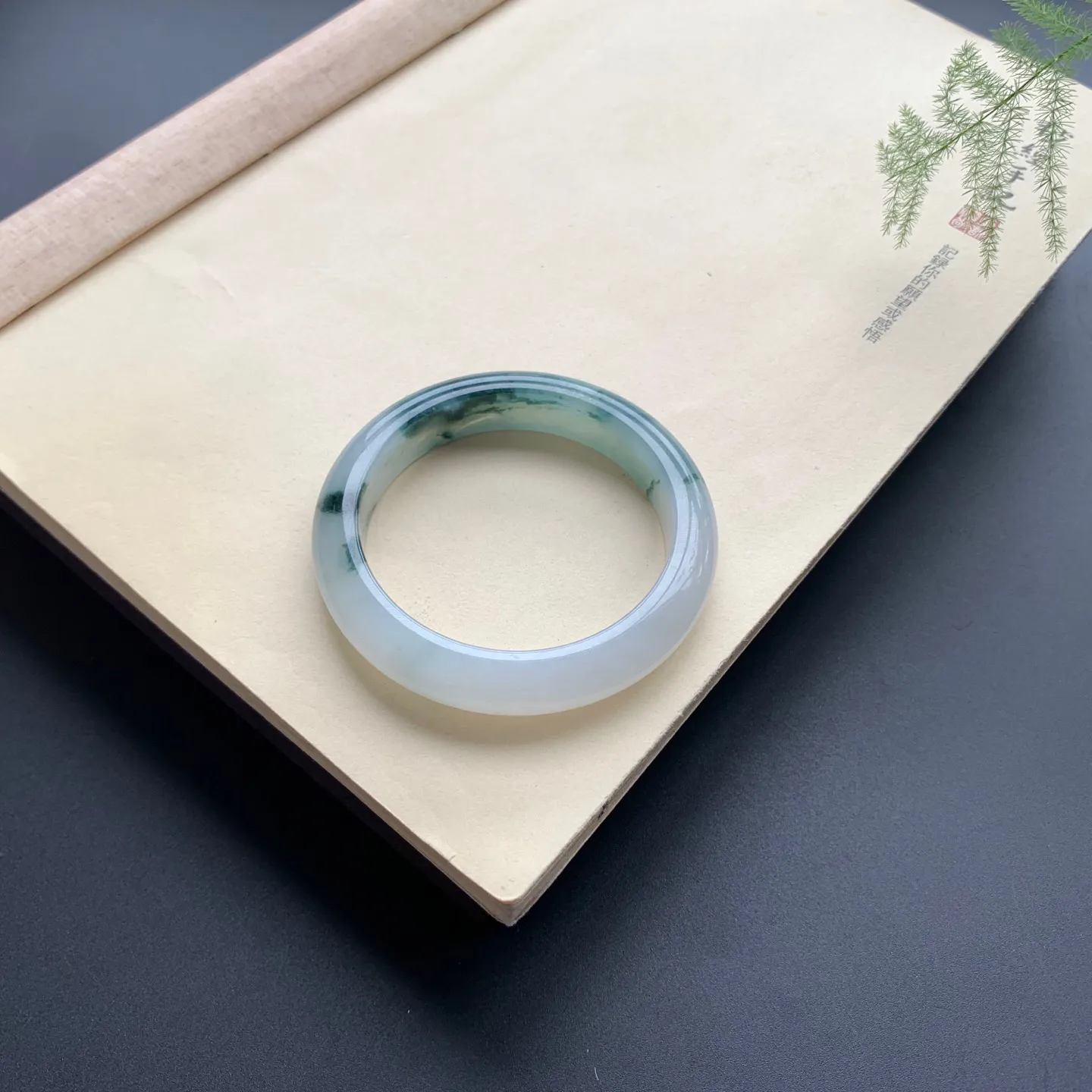 55圈口飘花正圈手镯 尺寸：55-12-8.6，无纹裂，水润起胶，花色唯美