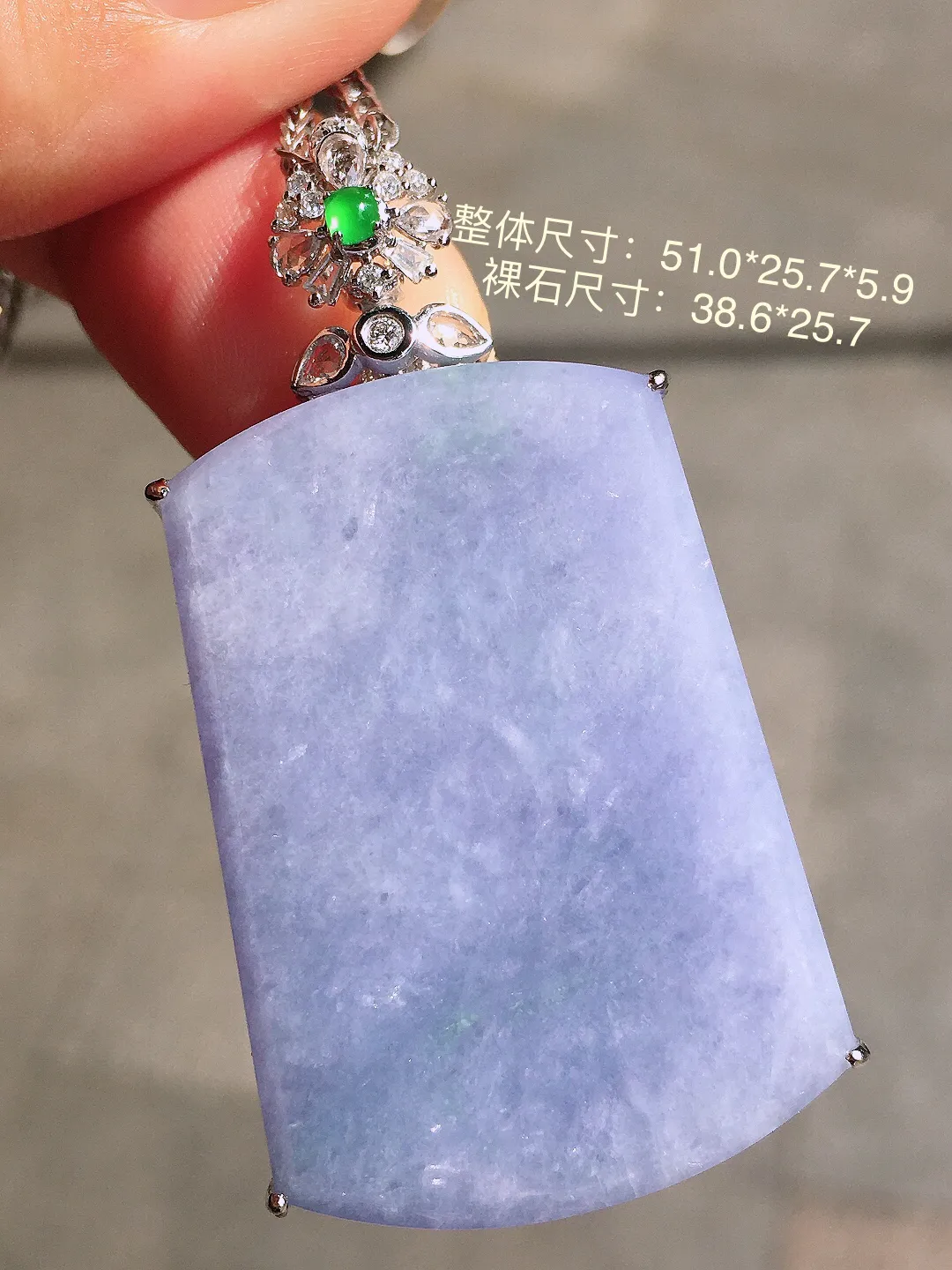 紫罗兰无事牌吊坠，色泽均匀艳丽，玉质细腻，荧光感超
强，饱满圆润，尽显优雅气质，18k
金豪华镶嵌