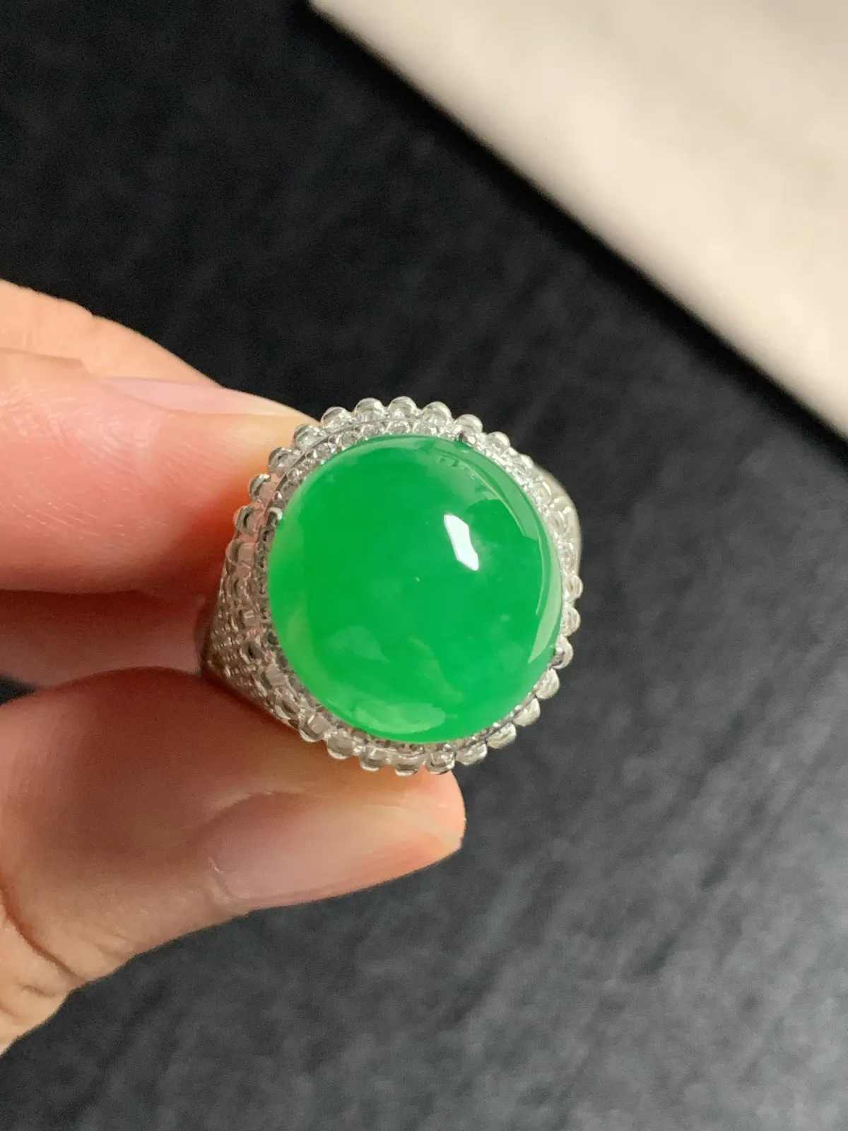 冰阳绿鸽子蛋戒面
无纹裂，种好色好品相好，正阳绿色泽艳丽纯正，质地细腻水灵饱满圆润