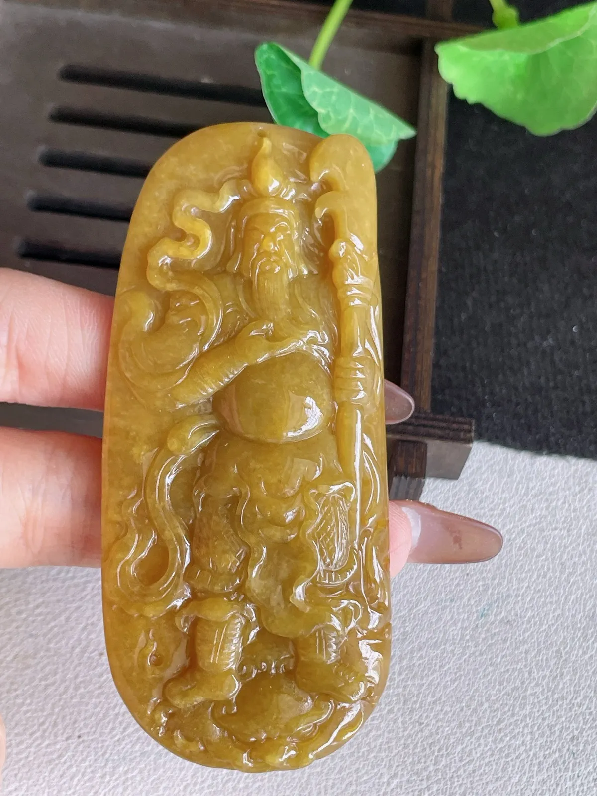 翡翠a货黄翡关公吊坠，尺寸81.7-35-9，重量:47.94g