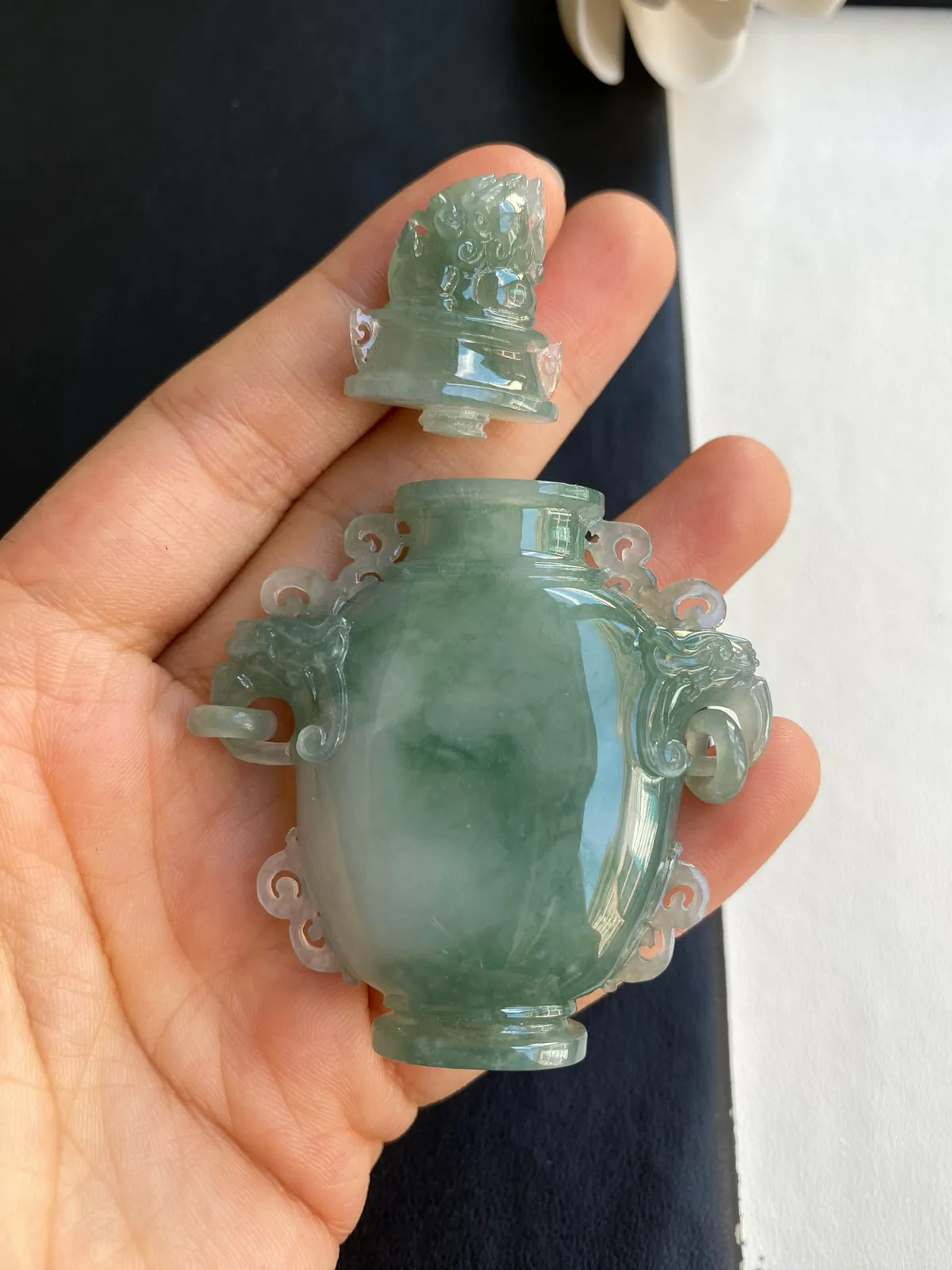 行家玩件收藏品，冰胶飘绿花鼻烟壶，整体74x52.8x12.5mm，自然光随手拍，底子纯胶感十足，花色漂亮灵韵飘渺，性价比高