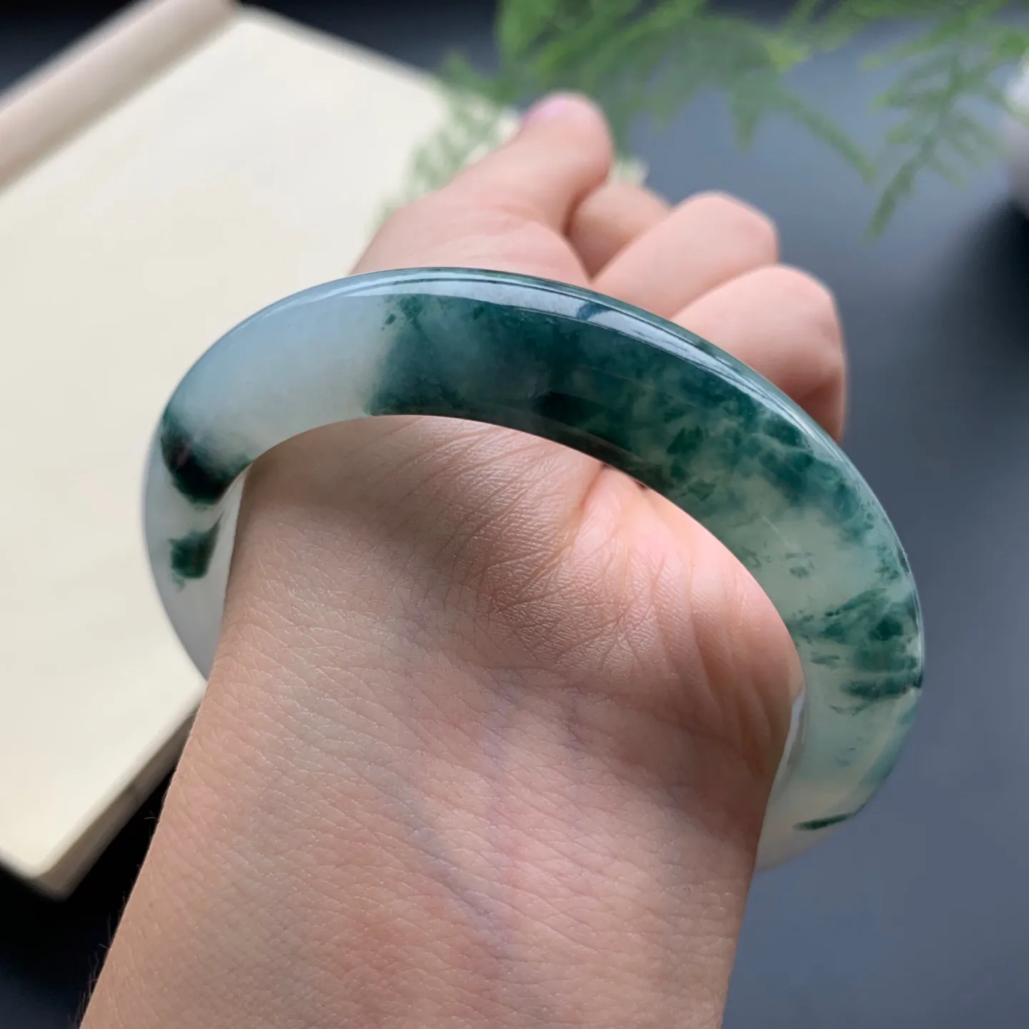 55圈口飘花正圈手镯 尺寸：55-12-8.6，无纹裂，水润起胶，花色唯美