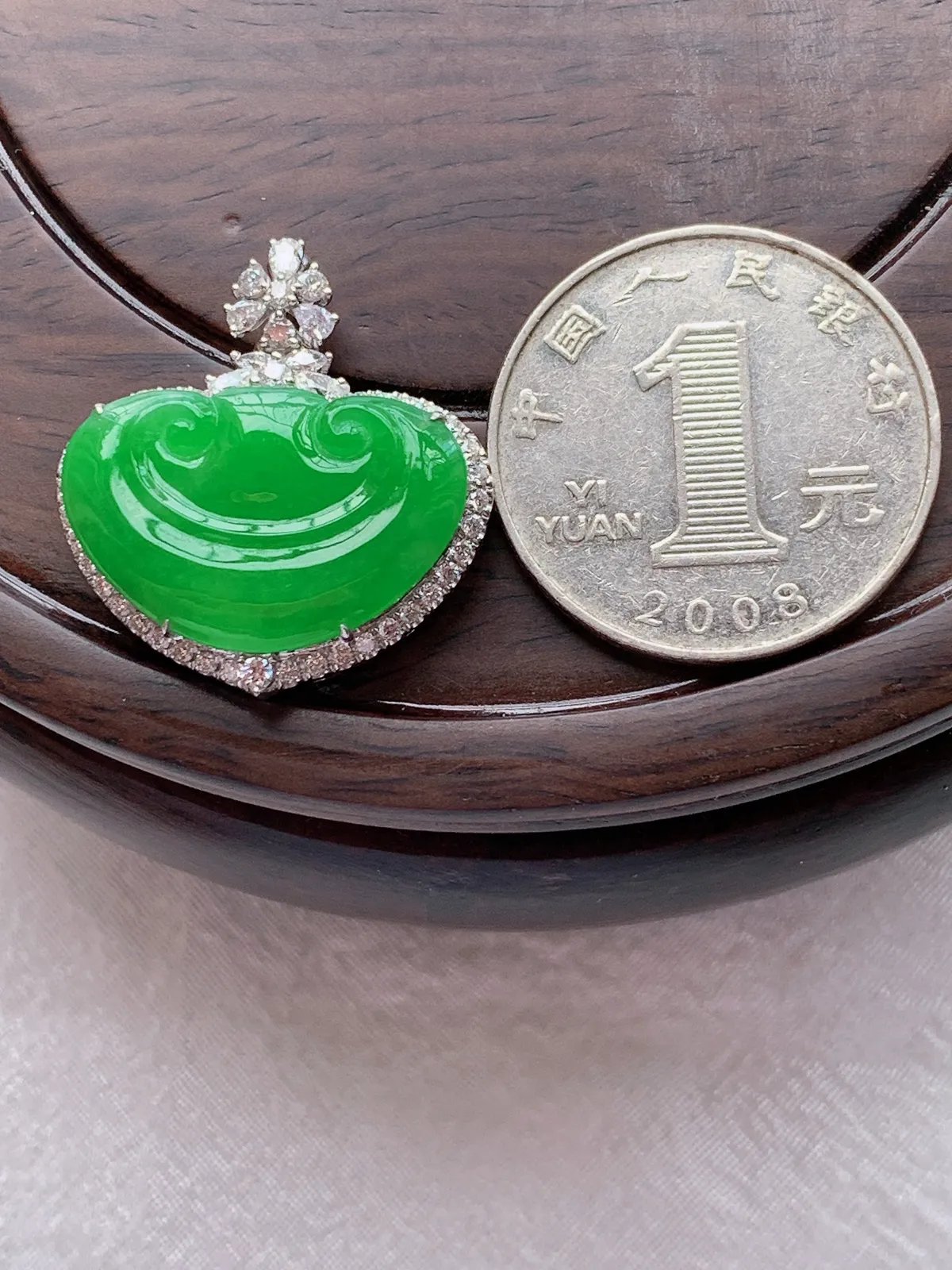 翡翠a货18k金冰种满绿如意头吊坠，尺寸25.9-24-8.3，裸石14.6-21.9，重量:6.14g
