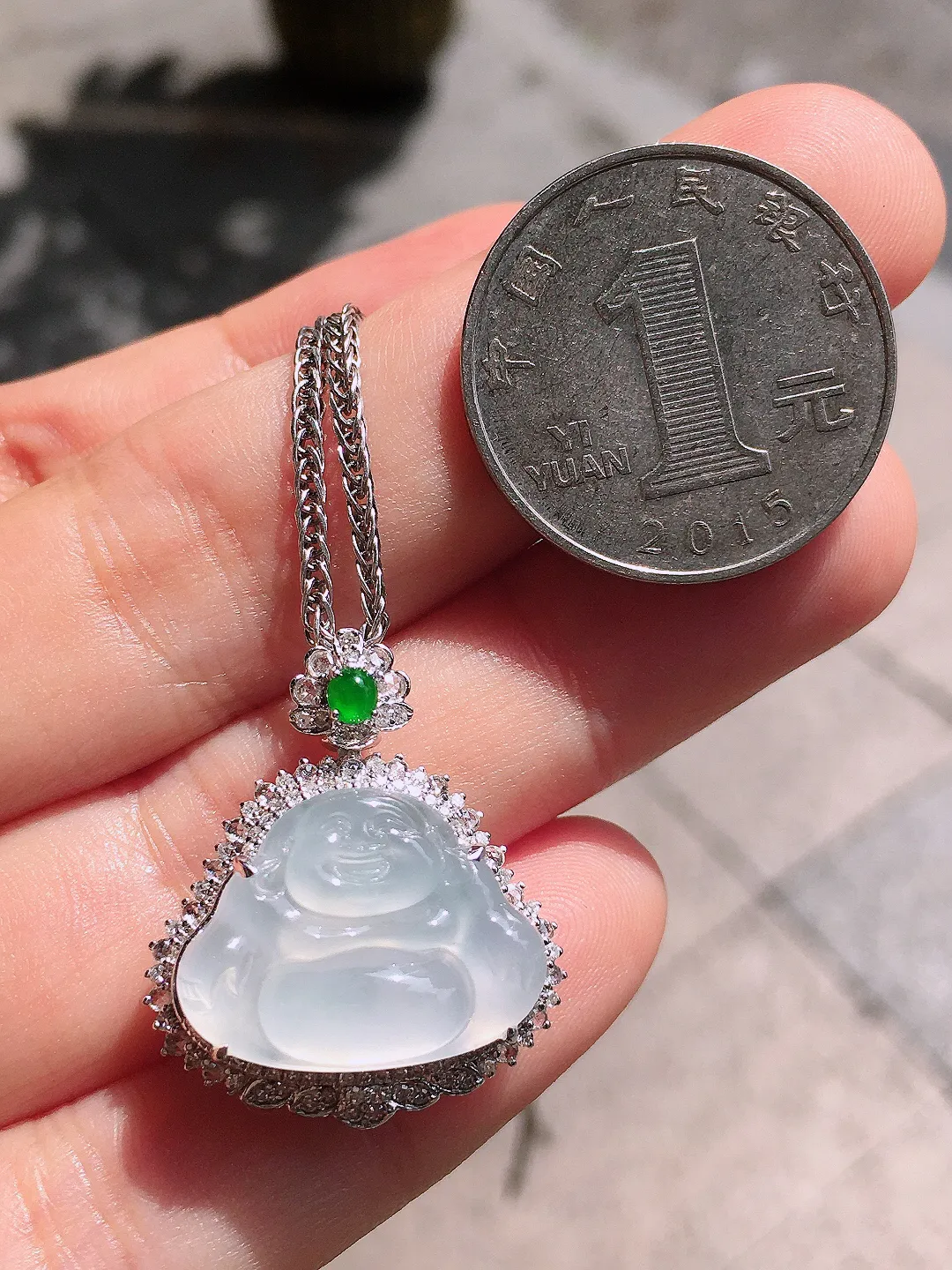冰种佛公吊坠，玉质细腻，荧光感超
强，饱满圆润，尽显优雅气质，18k
金豪华镶嵌
