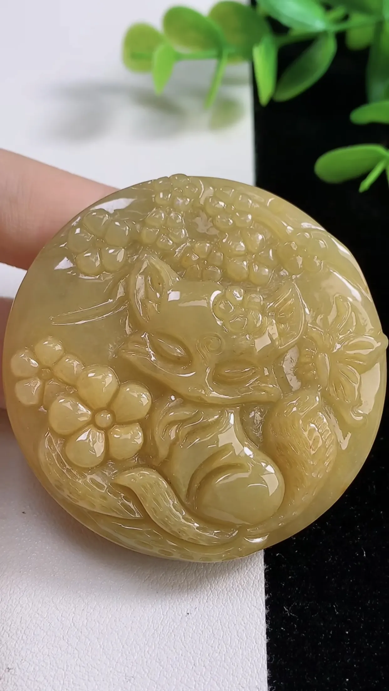 天然翡翠a货 老坑料起胶冰润 黄翡狐狸吊坠，尺寸53.7-11.7mm  y   70.32