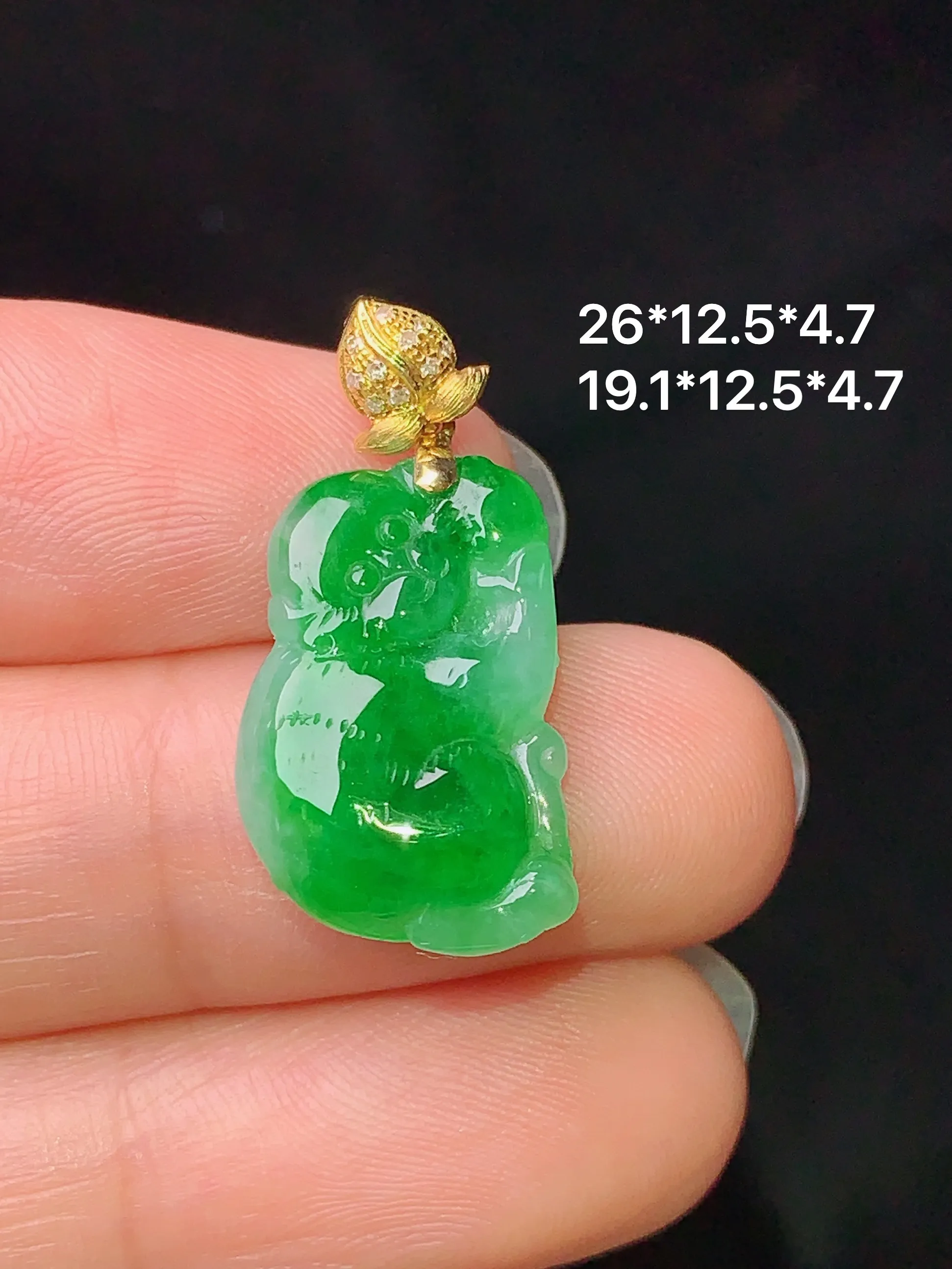 18k金镶嵌翠绿灵猴吊坠 玉质细腻 色泽艳丽 整体尺寸26*12.5*4.7