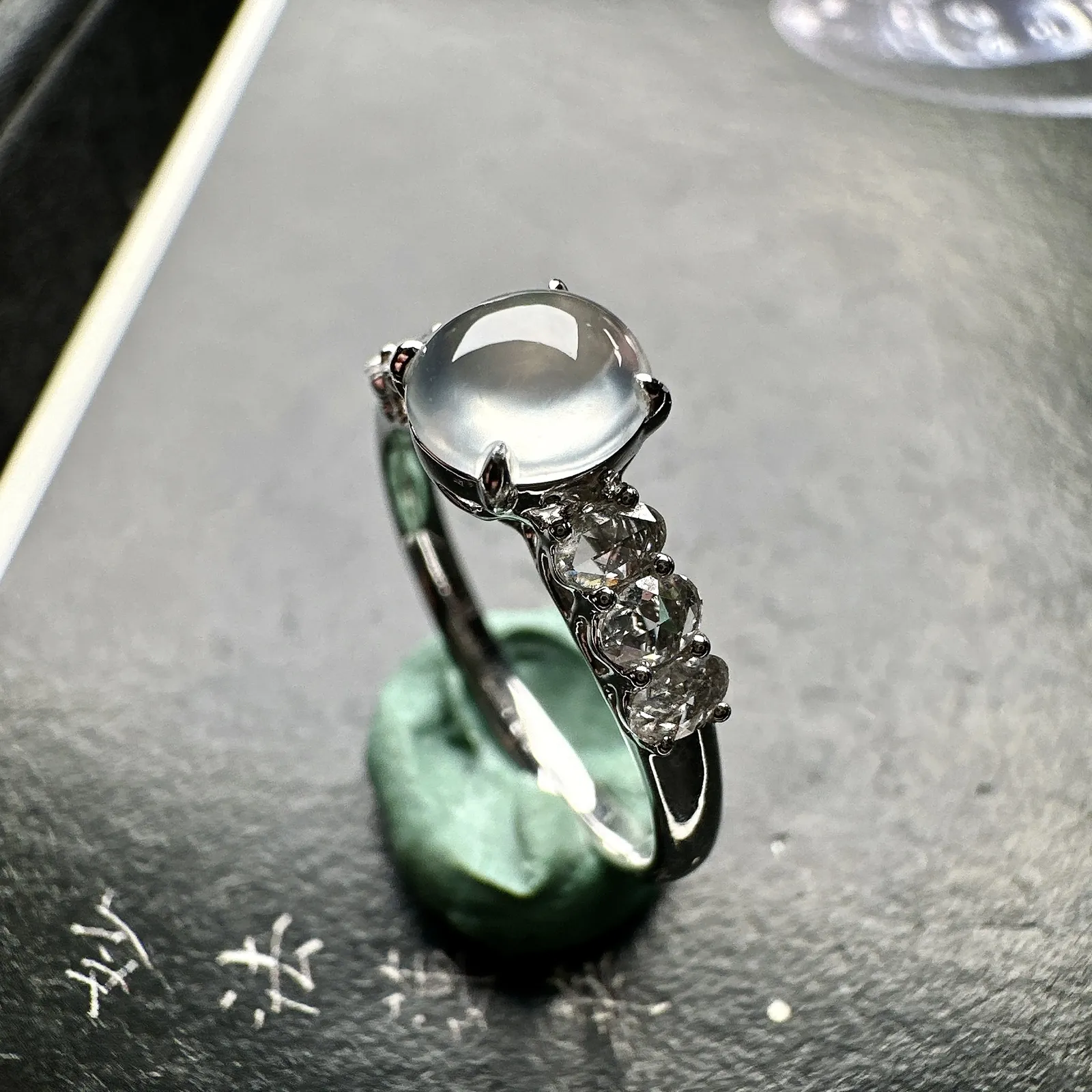【玻璃蛋面戒指】质地细腻清爽，玻璃色泽，荧光感强烈，18K金钻镶嵌，裸石尺寸6.6*6*6.4毫米。上下三个圈口免费改