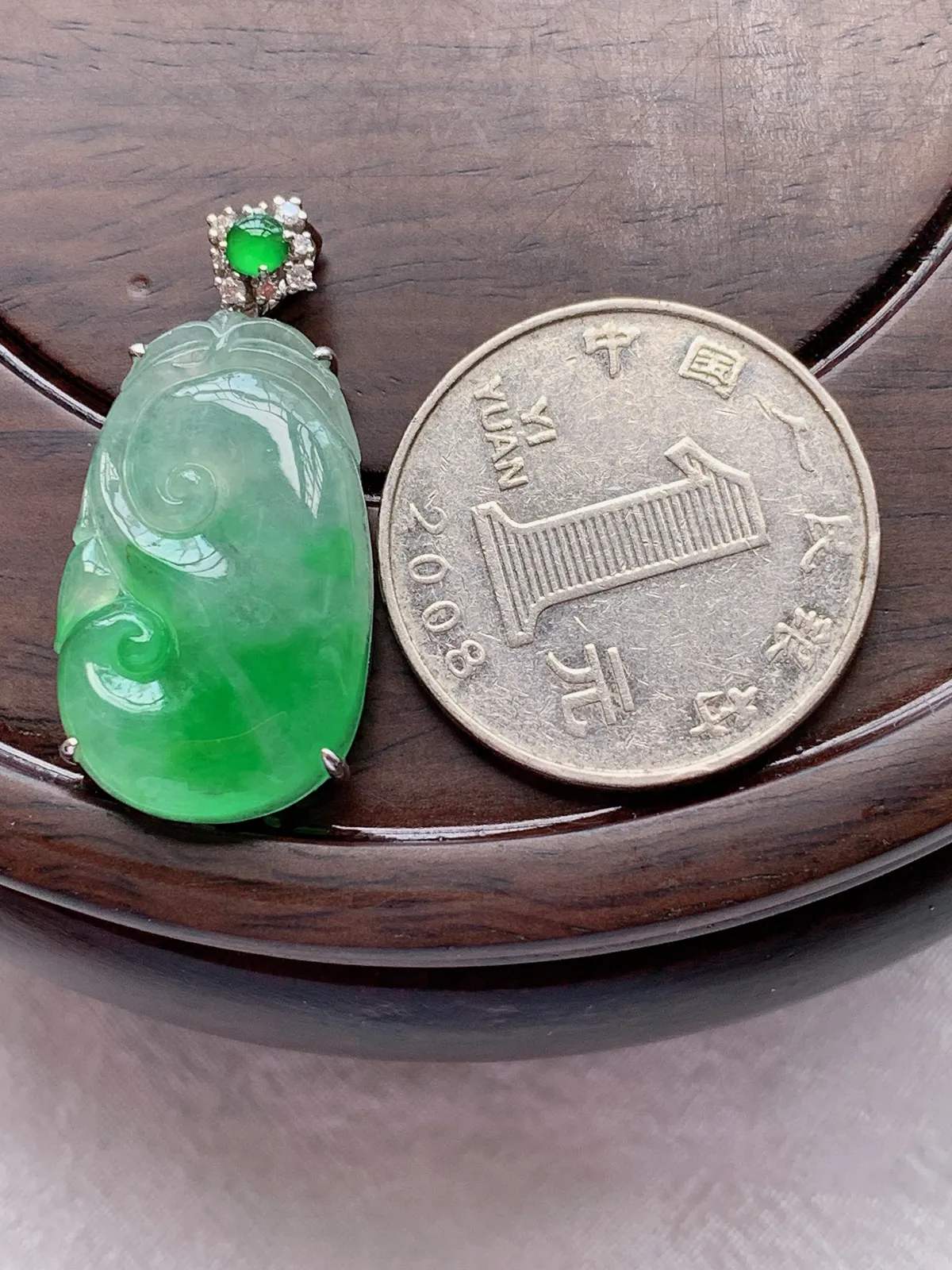 翡翠a货18k金冰种飘阳绿如意吊坠，尺寸24.9-15.4-6.5，重量:4.53g